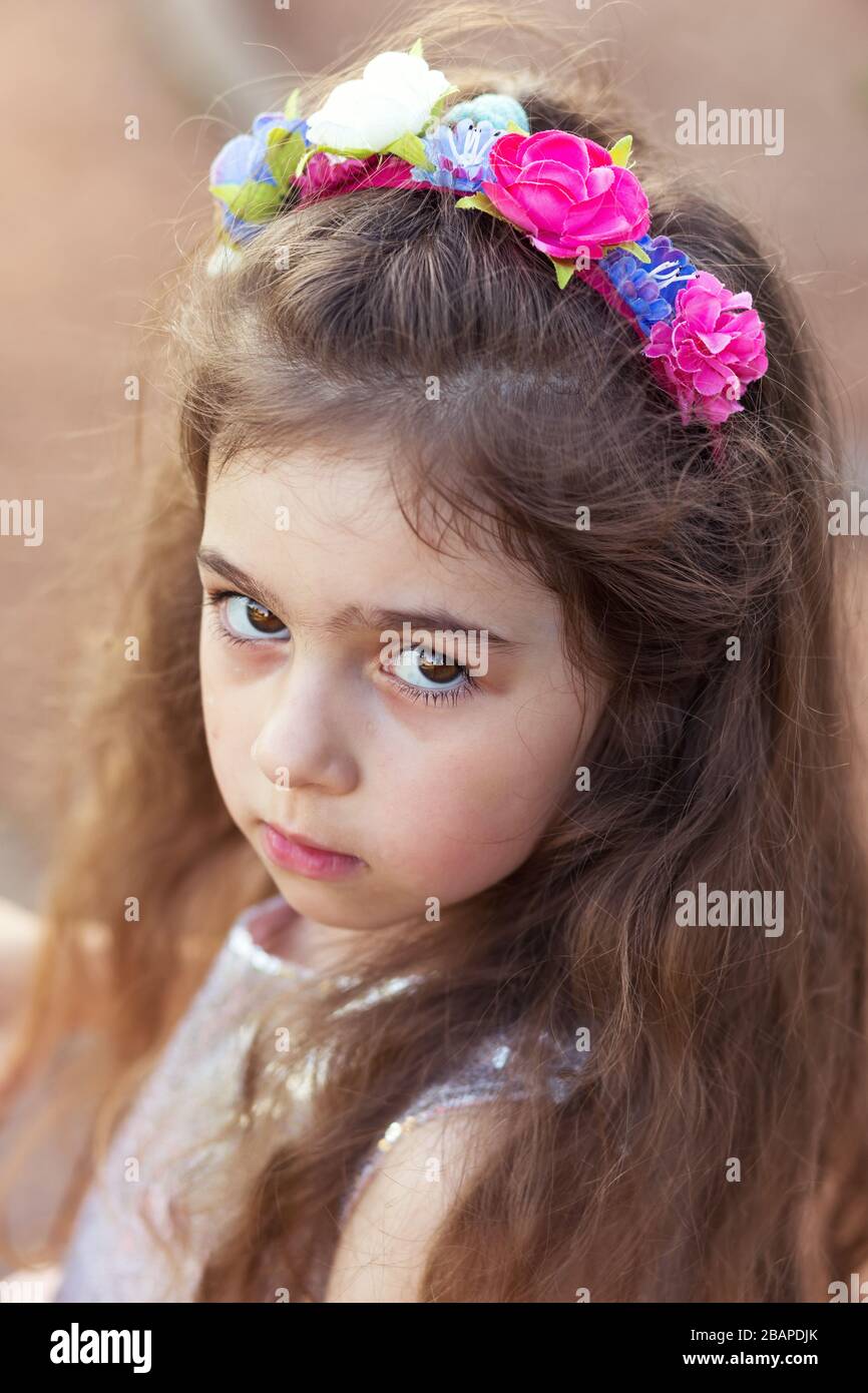 Portrait des süßen traurigen kleinen Mädchens, das am Sommertag traurig aussieht Stockfoto