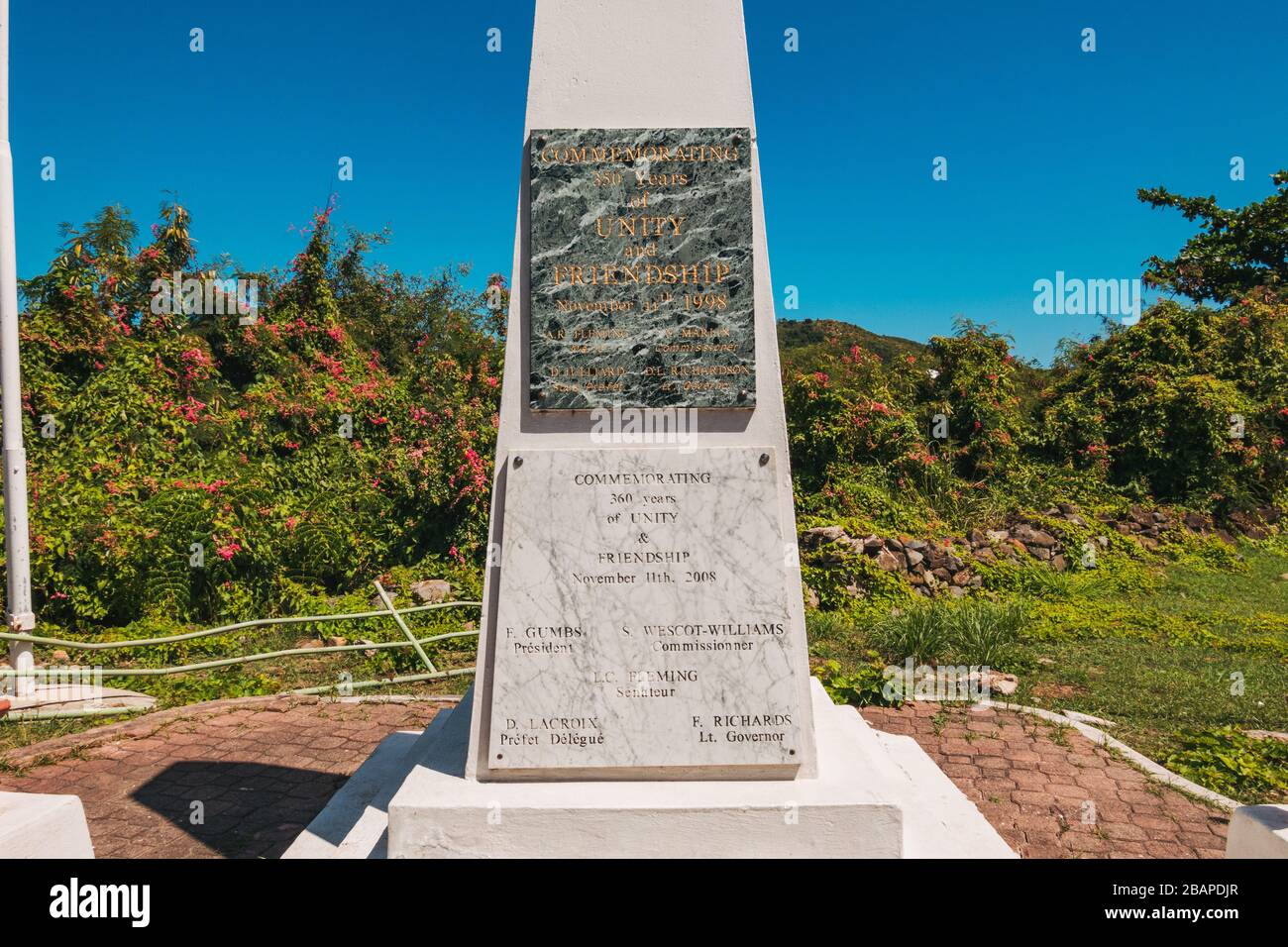 Gedenktafel am Denkmal der Einheit und Freundschaft an der Grenze zwischen der französischen und niederländischen Seite der Karibikinsel St. Martin / St. Maarten Stockfoto