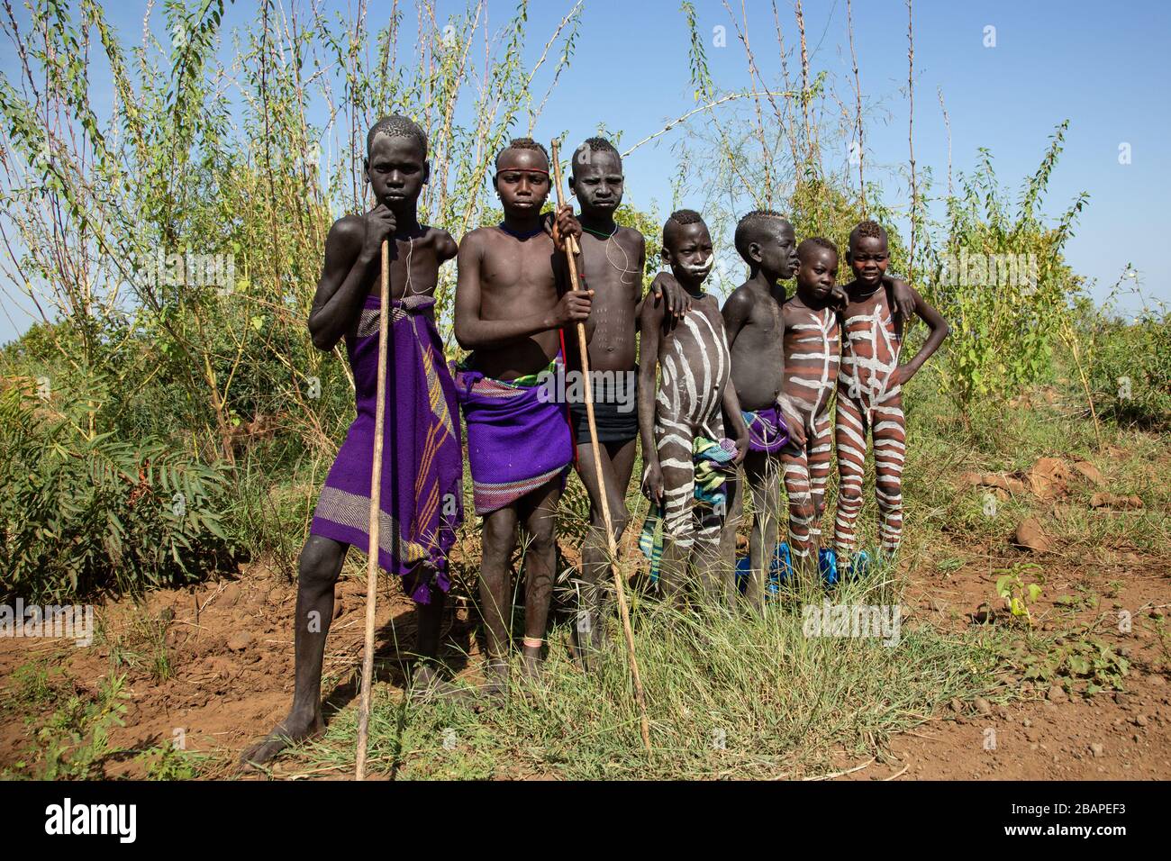 bemalte Mursi Jungs im Mago Nationalpark, unteren Omo-Tal von Äthiopien Stockfoto