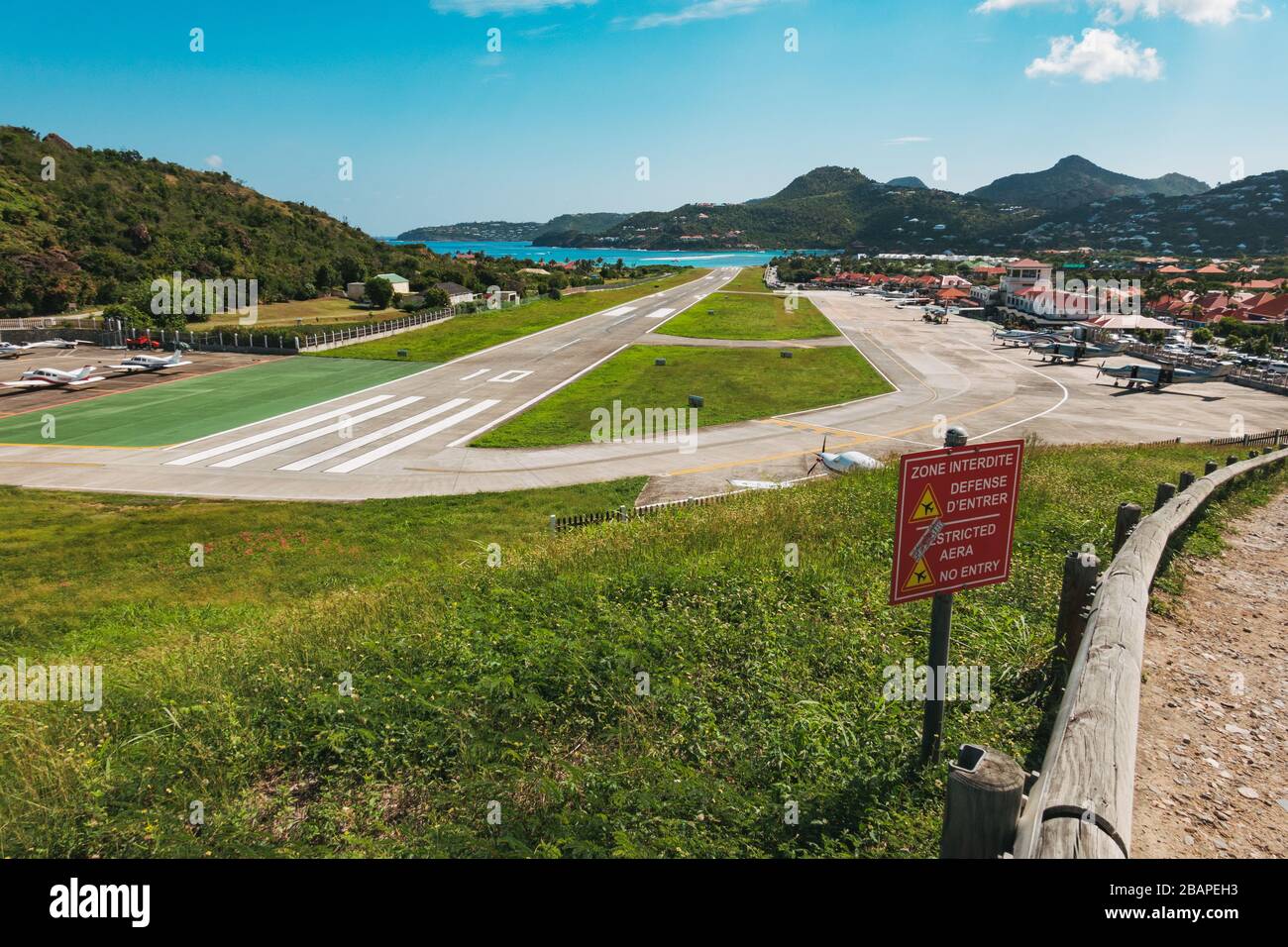Ein Überblick über den Flughafen Saint Barthélemy mit seiner berüchtigten Abfahrt 10 Stockfoto