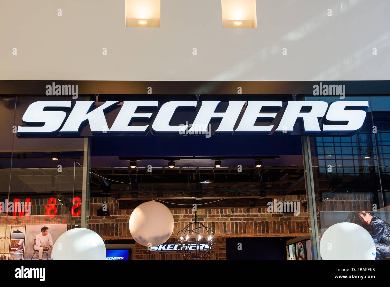 RIGA, LETTLAND. April 2019. SKECHERS Firmenlogo im Geschäft. SKECHERS USA, Inc. Ist ein amerikanisches Lifestyle- und Performance-Schuhunternehmen. Stockfoto