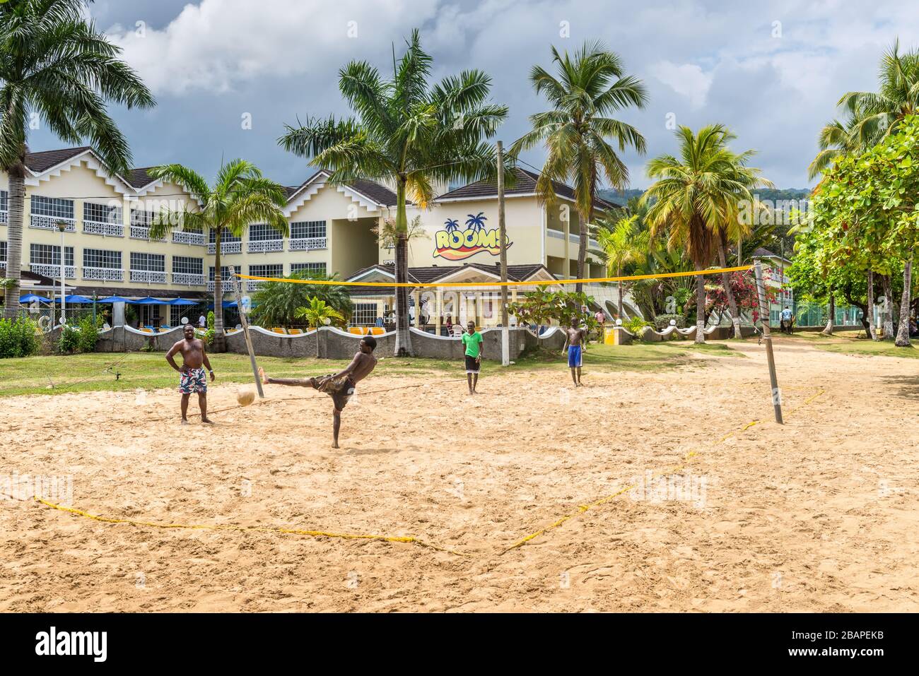 Ocho Rios, Jamaika - 22. April 2019: Jamaikanische Jungs, die Volleyball am Ocho Rios Bay Beach auf der tropischen karibischen Insel Ocho Rios, Jamaic spielen Stockfoto