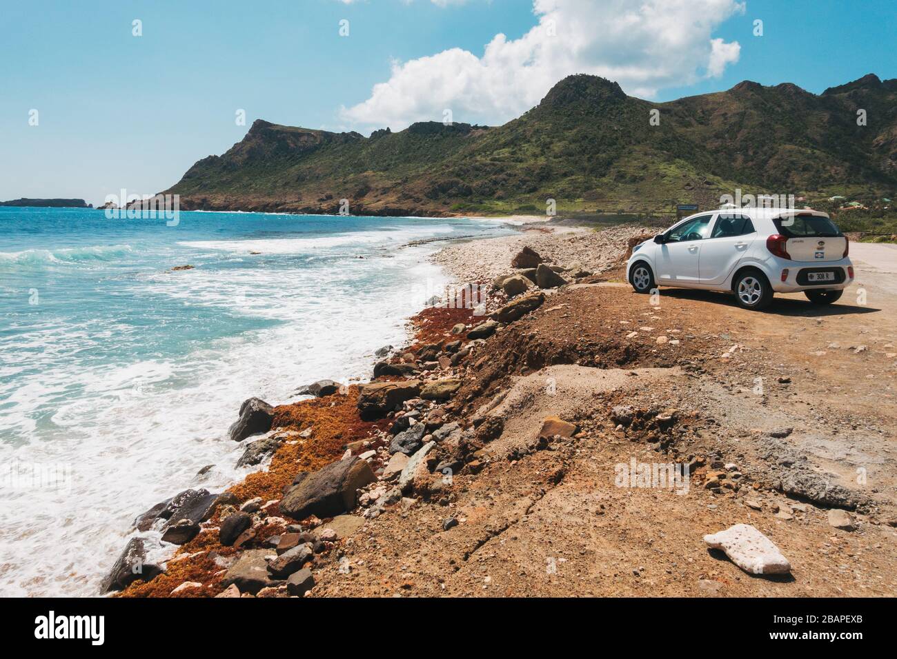 Ein kompakter Mietwagen, der an der Küste von Anse de Grand Fond, St Barthélemy, parkt Stockfoto