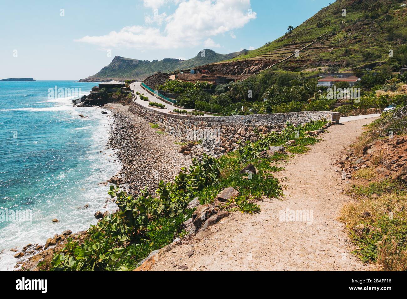 Die felsige Küste von Anse de Grand Fond, St Barthélemy Stockfoto