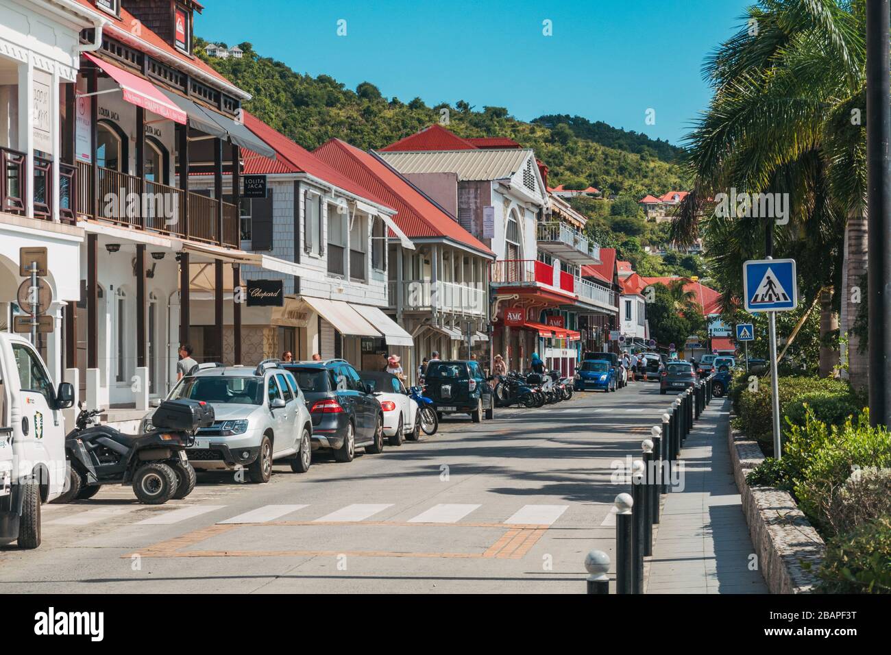 Die Straße am Wasser in der Stadt Gustavia, der Hauptstadt von Saint-Barthélemy Stockfoto