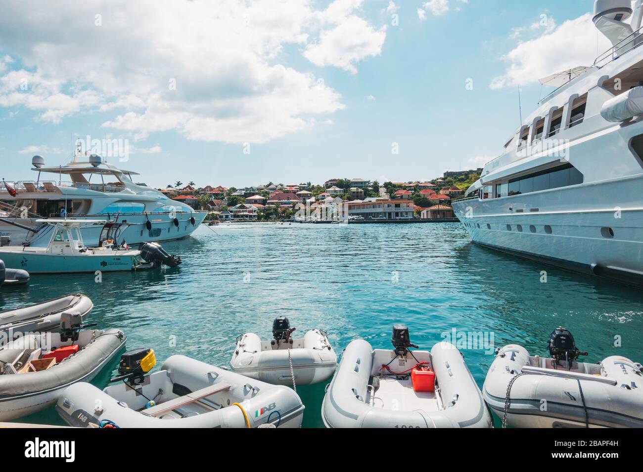 Im Hafen von Gustavia, der Hauptstadt von Saint-Barthélemy, lachten Yachten und aufblasbare Boote Stockfoto