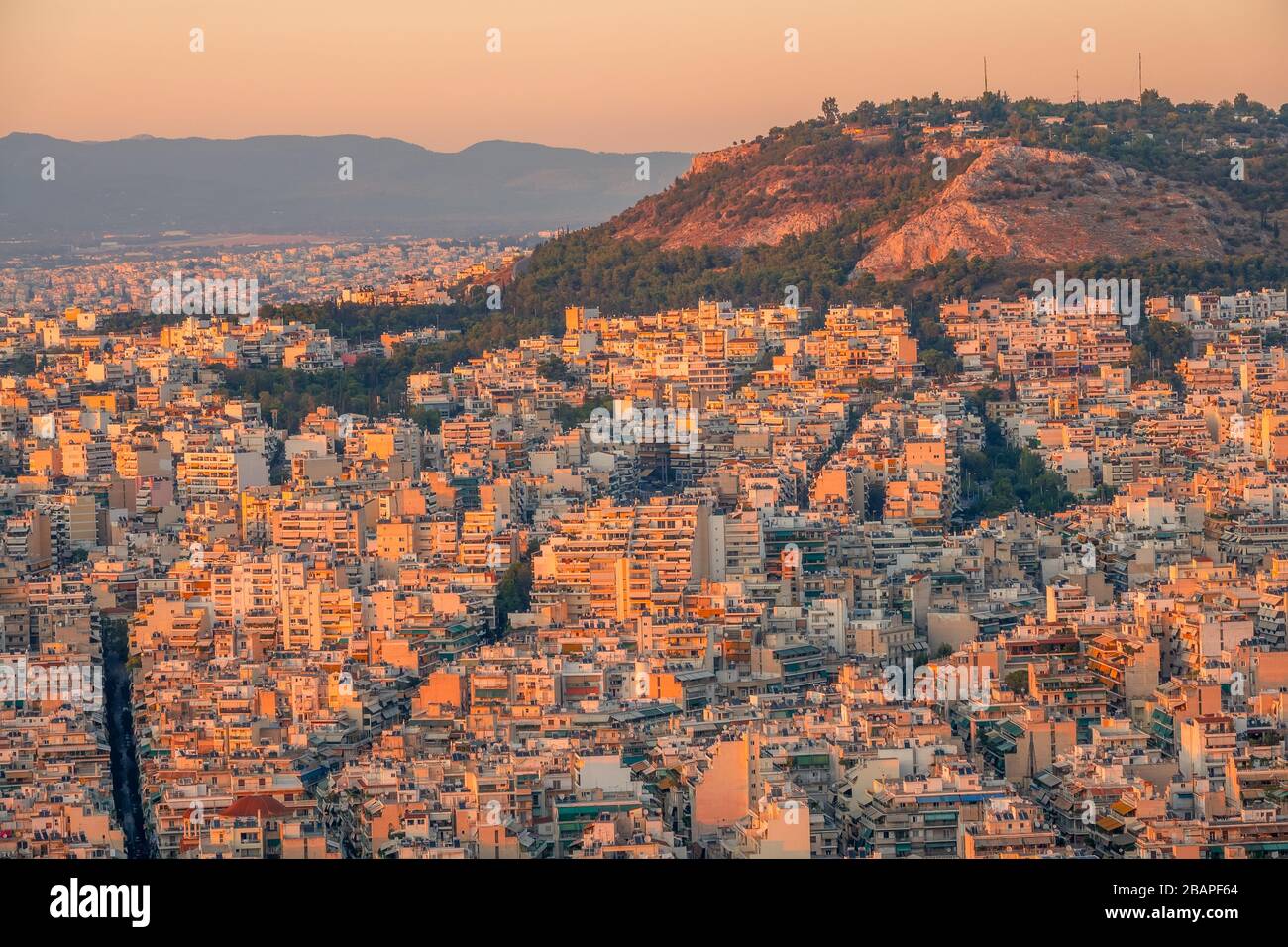 Griechenland. Ruhiger Sommerabend. Blick auf die Dächer Athens bei Sonnenuntergang Stockfoto