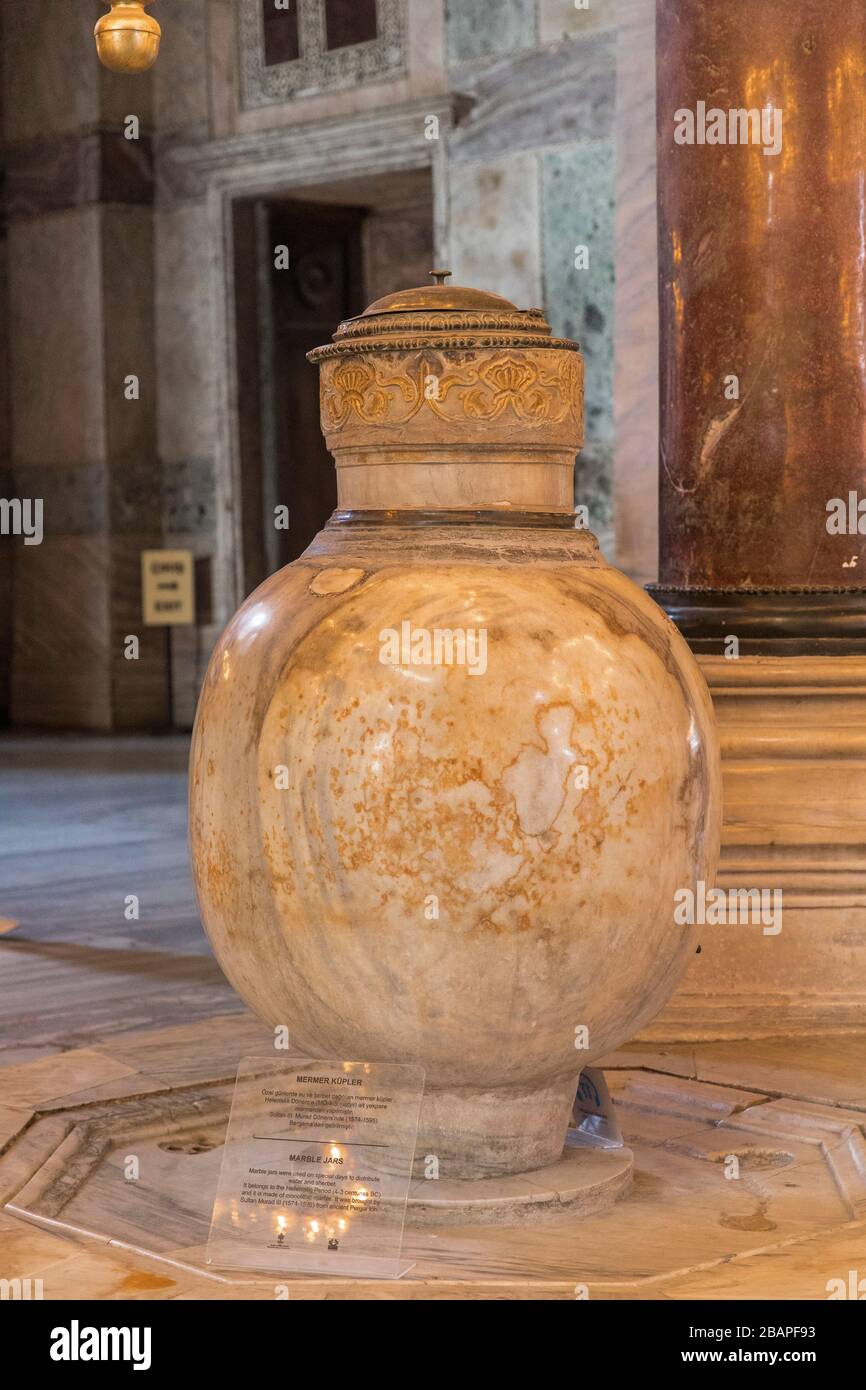 Im Inneren der historischen Architektur der größten Basilika von Istanbul: Hagia Sophia. Stockfoto