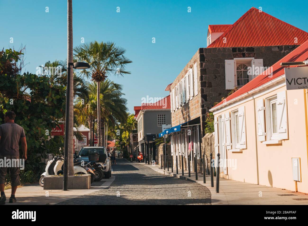 Blick auf eine ruhige Straße in Gustavia, der Hauptstadt von Saint-Barthélemy Stockfoto