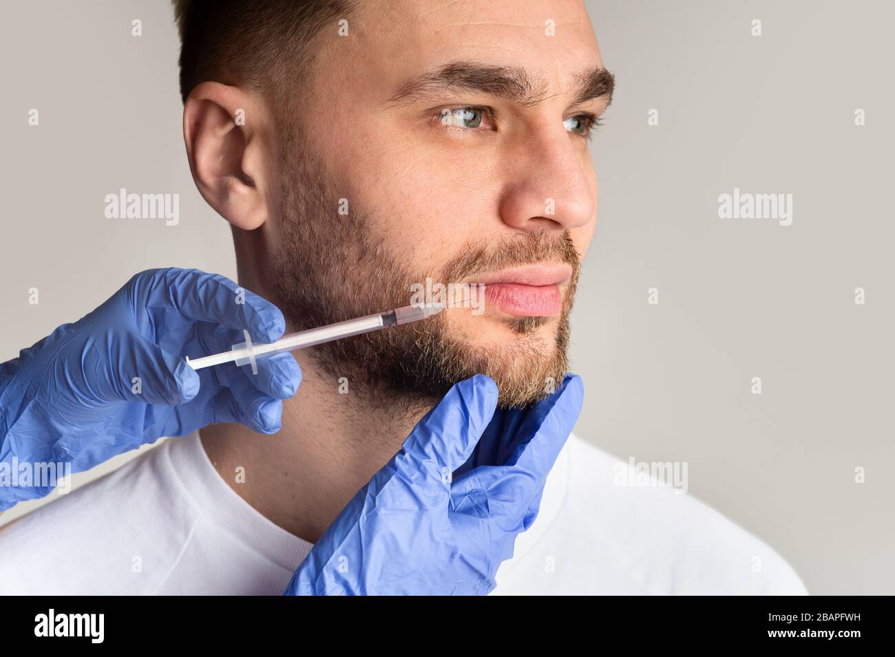 Attraktiver Mann in der Klinik für Kosmetologie, Nahaufnahme Stockfoto