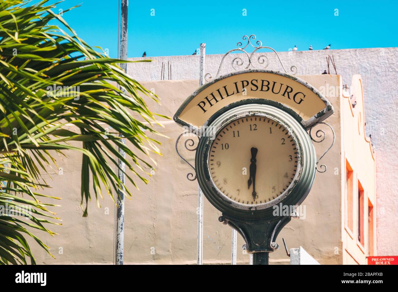Eine zerbrochene öffentliche Uhr mit dem Wort "Philipsburg" darüber, in der Hauptstadt Sint Maarten, karibische Niederlande Stockfoto