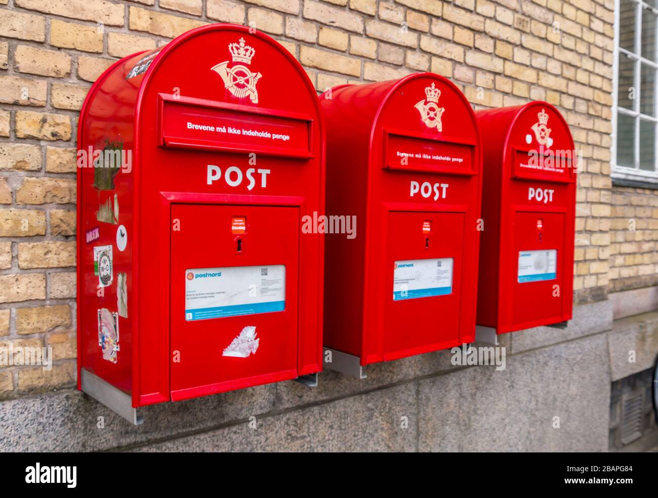 Aarhus, Dänemark - 24. märz 2020: Roter Vintage-Briefkasten, nationales  Symbol, Touristenattraktion. Dänische Briefkästen. Ein herkömmlicher roter  öffentlicher Briefkasten hängt Stockfotografie - Alamy