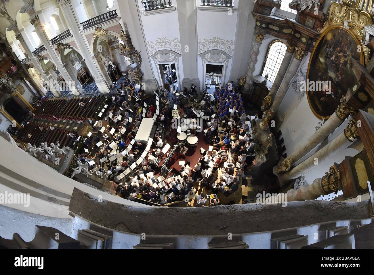 Olomouc, Tschechien. Sept. 2018. ***AKTENFOTO*** Krzysztof Penderecki, polnischer Komponist und Dirigent, führt am 20. September 2018 während einer Probe mit dem Karol Szymanowski Philharmonic Orchester in der Kirche St. Maria vom Schnee in Olomouc, Tschechien, durch. Kredit: Ludek Perina/CTK Foto/Alamy Live News Stockfoto