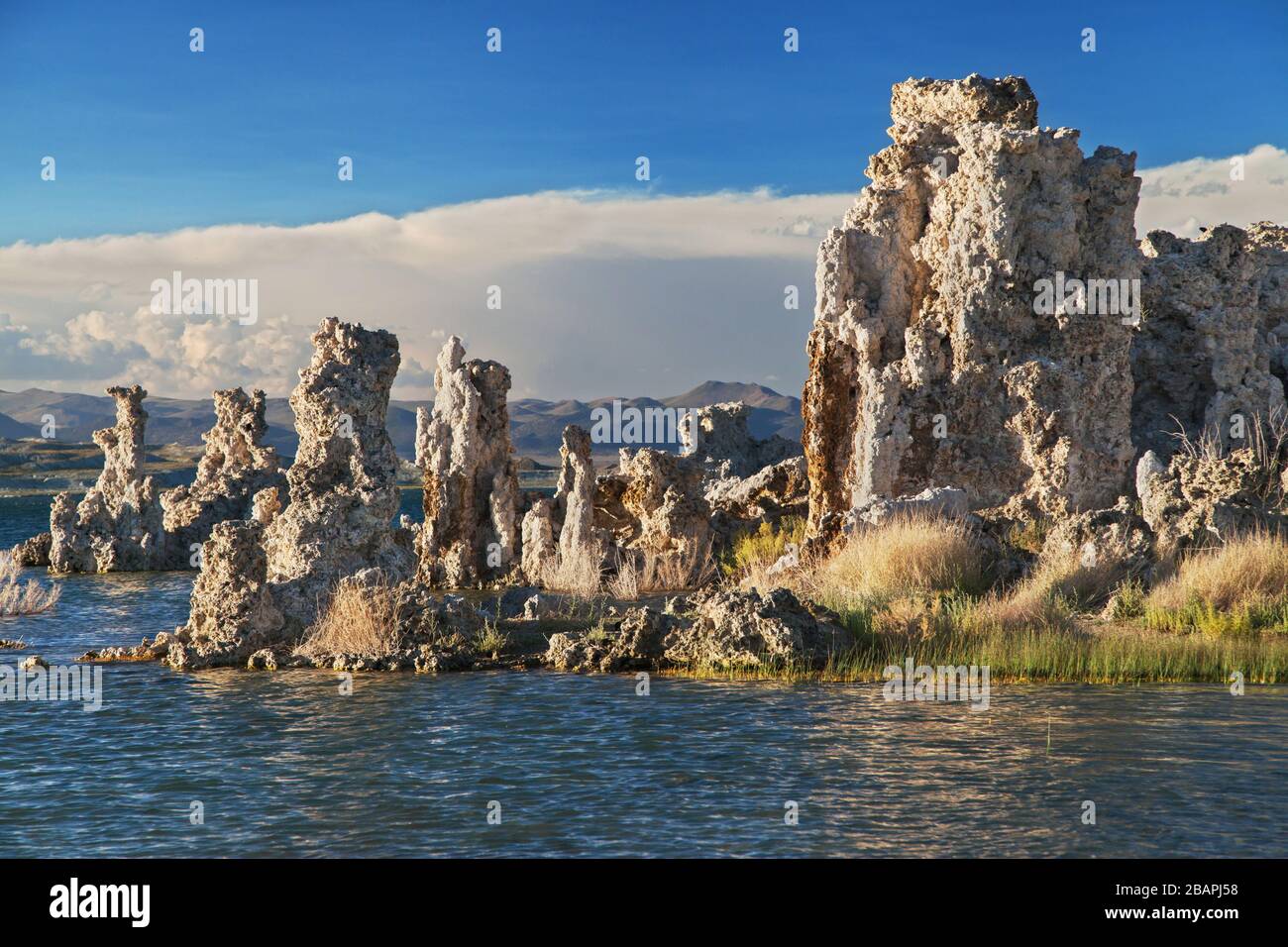 Tufa-Formationen am Mono Lake, Mono County, Kalifornien, USA. Stockfoto