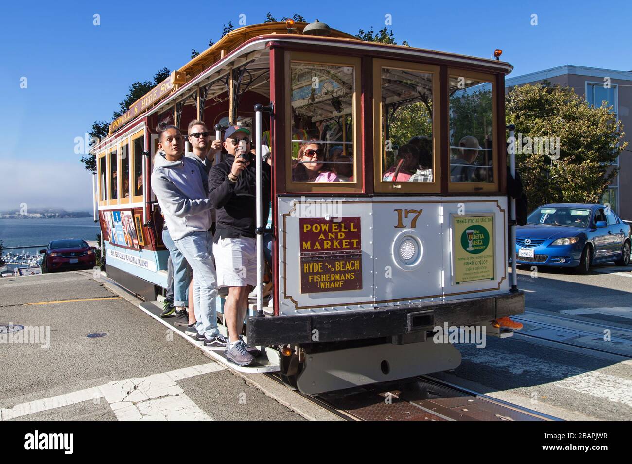 San Francisco, Kalifornien - 26. August 2019: Powell Hyde Cable Car durch Russian Hill, San Francisco, Kalifornien, USA. Stockfoto