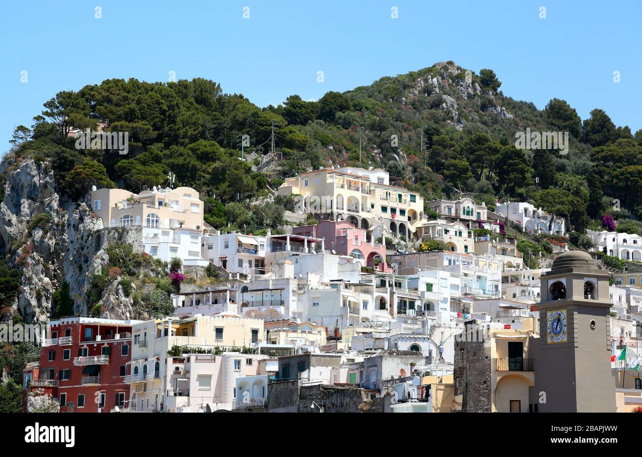 Capri, Italien - Blick auf die Häuser, die sich am Steilhang hängen. Stockfoto