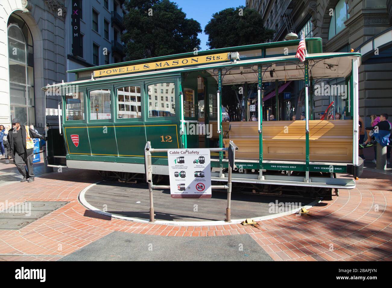 San Francisco, Kalifornien - 27. August 2019: Arbeiter, der die Seilbahn bei Powell dreht und Market Cable Car Turnaround, San Francisco, Kalifornien, USA. Stockfoto