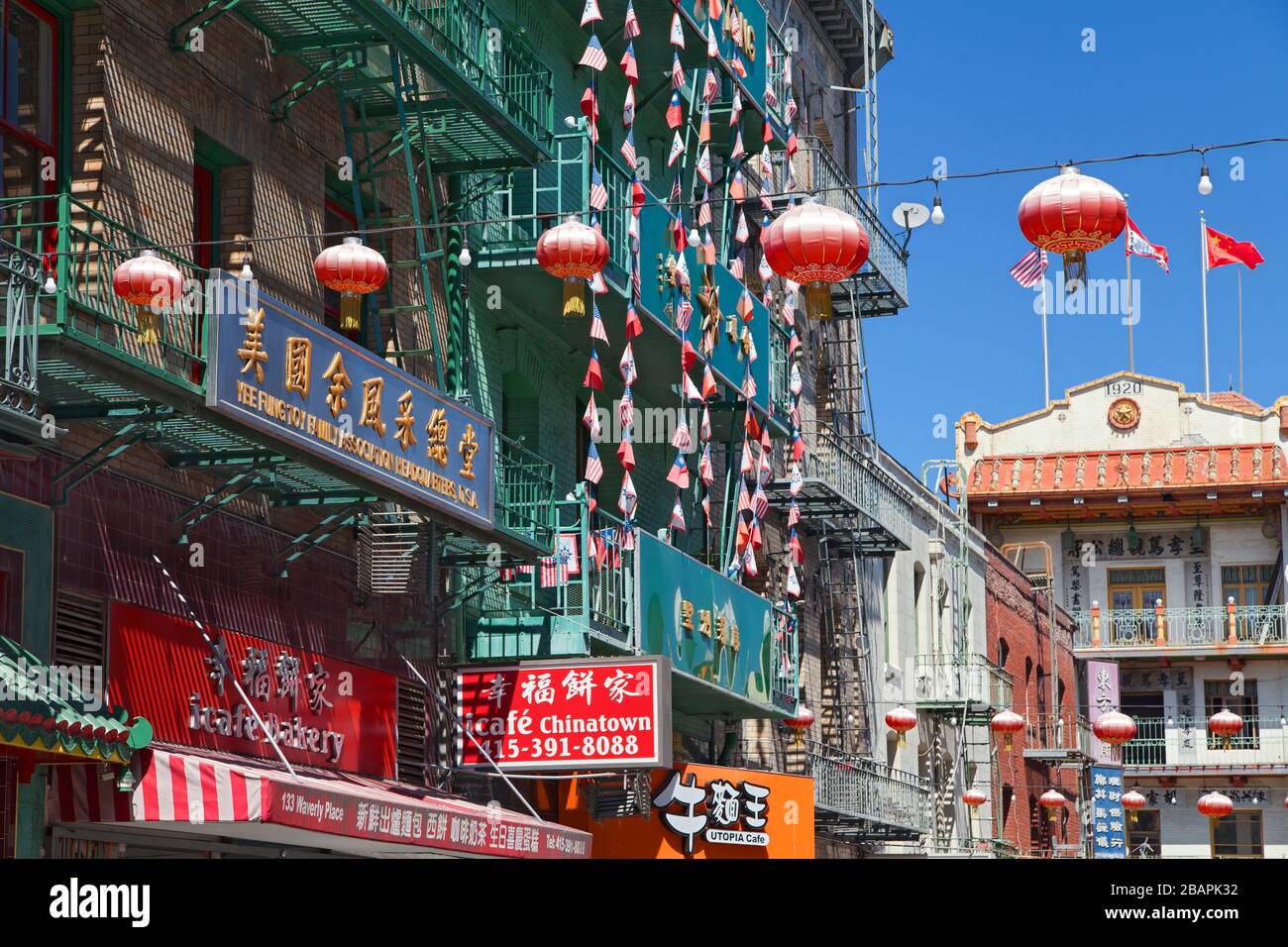 San Francisco, Kalifornien - 27. August 2019: Chinesische Dekorationen in Waverly Place, San Francisco Chinatown, Kalifornien, USA. Stockfoto