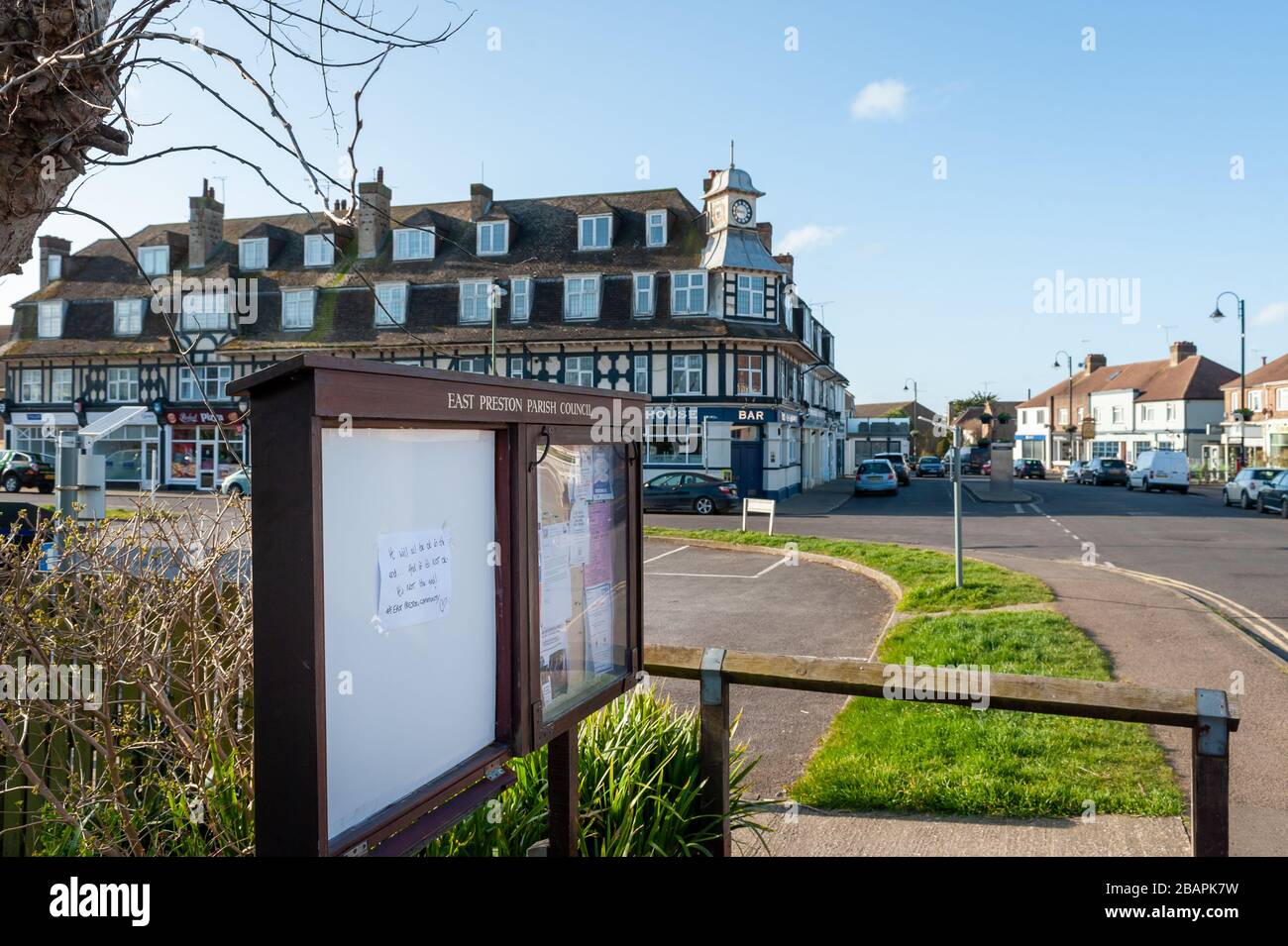 Während der Coronavirus COVID-19-Pandemie-Krise hat ein unbekanntes Mitglied der Gemeinschaft inspirierende Botschaften der Hoffnung rund um das Dorf East Preston, West Sussex, Großbritannien veröffentlicht. Stockfoto