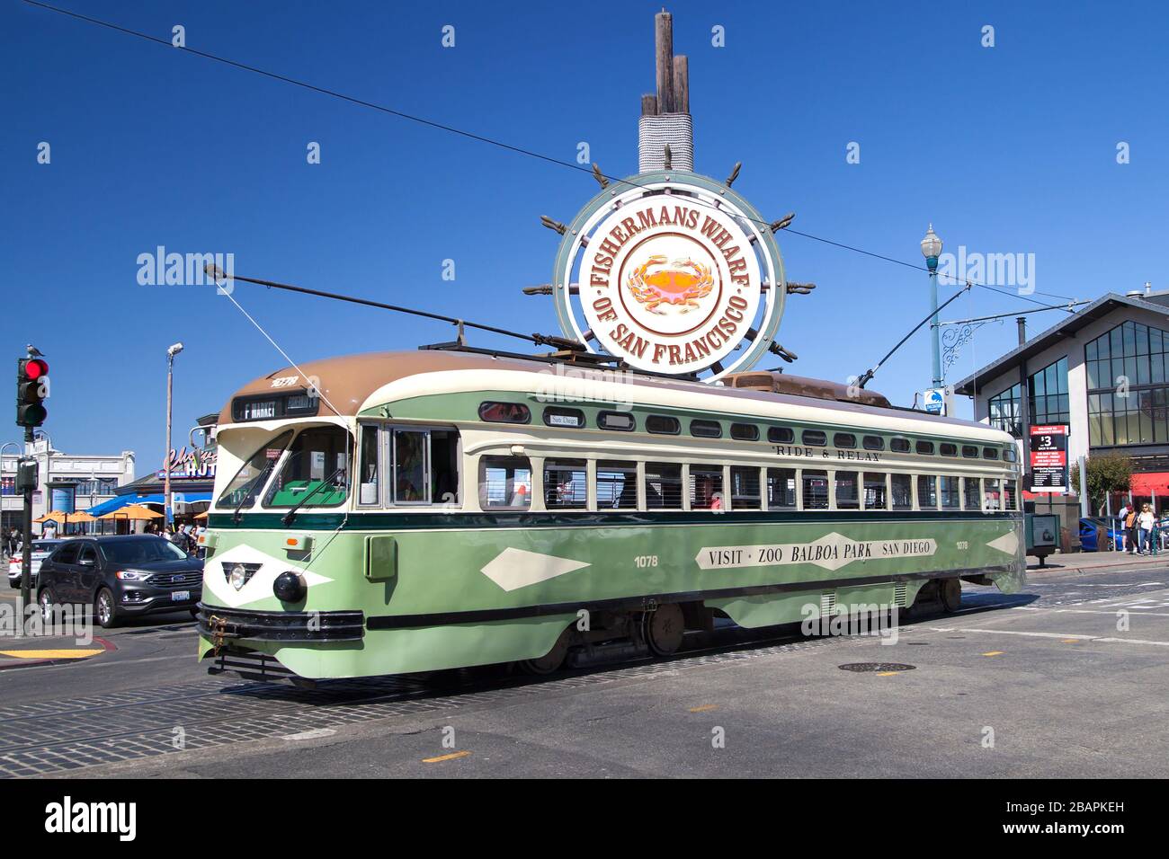San Francisco, Kalifornien - 27. August 2019: Heritage Streetcar Twin City Rapid Number 1078 in San Diego Livery at Fisherman's Wharf, San Francisco, C Stockfoto
