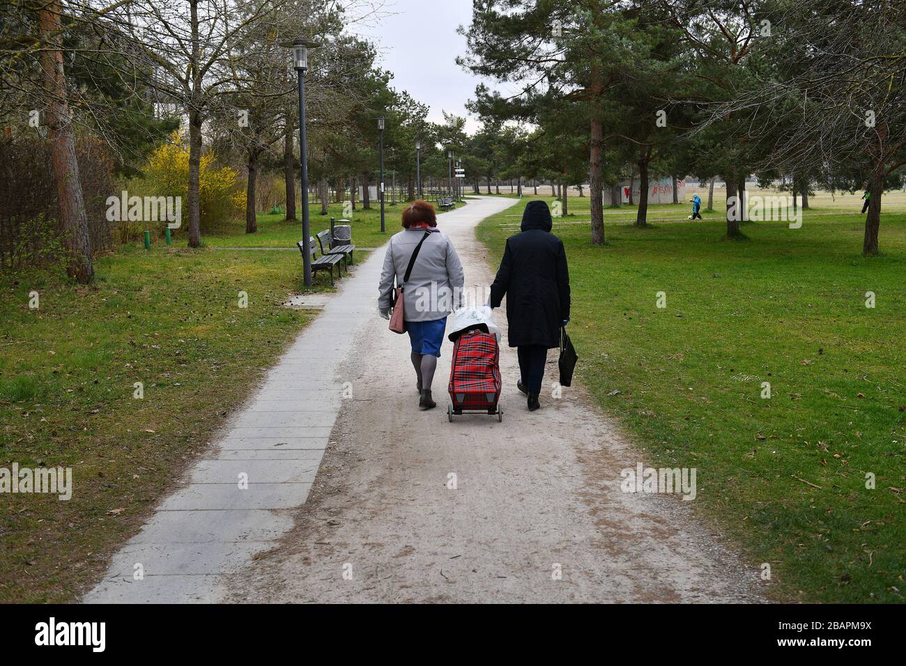 Die Regierung stellt klar: Die Corona-Maßnahmen werden bis zum 20. April fortgesetzt. Nach dem Einkaufen gehen zwei Frauen mit ihrem Einkaufswagen auf einem Weg durch einen Park in München-Riem. Einschränkungen für das Beenden, Einschränkungen für das Beenden, keine Kontakte. Corona, Pandemie, Ausbreitung, Koronakrise, Corona-Virus, Virus, Erreger? Sven Simon Fotoagentur GmbH & Co. Pressefoto KG # Prinzess-Luise-Str. 41 # 45479 M uelheim/R uhr # Tel 0208/9413250 # Fax. 0208/9413260 # Kto. 244 293 433 GLS Bank # Kto.4030 025 100 # BLZ 430 609 67 # IBAN DE75 4306 0967 4030 0251 00 # BIC GENODEM1GLS # www.svensimon.net. Weltweite Verwendung Stockfoto