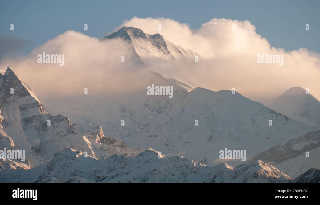 Das berühmte Annapurna-Massiv in den Humalayas, das während des Sonnenaufgangs im nordzentralen Nepal Asien von Schnee und Eis bedeckt ist Stockfoto