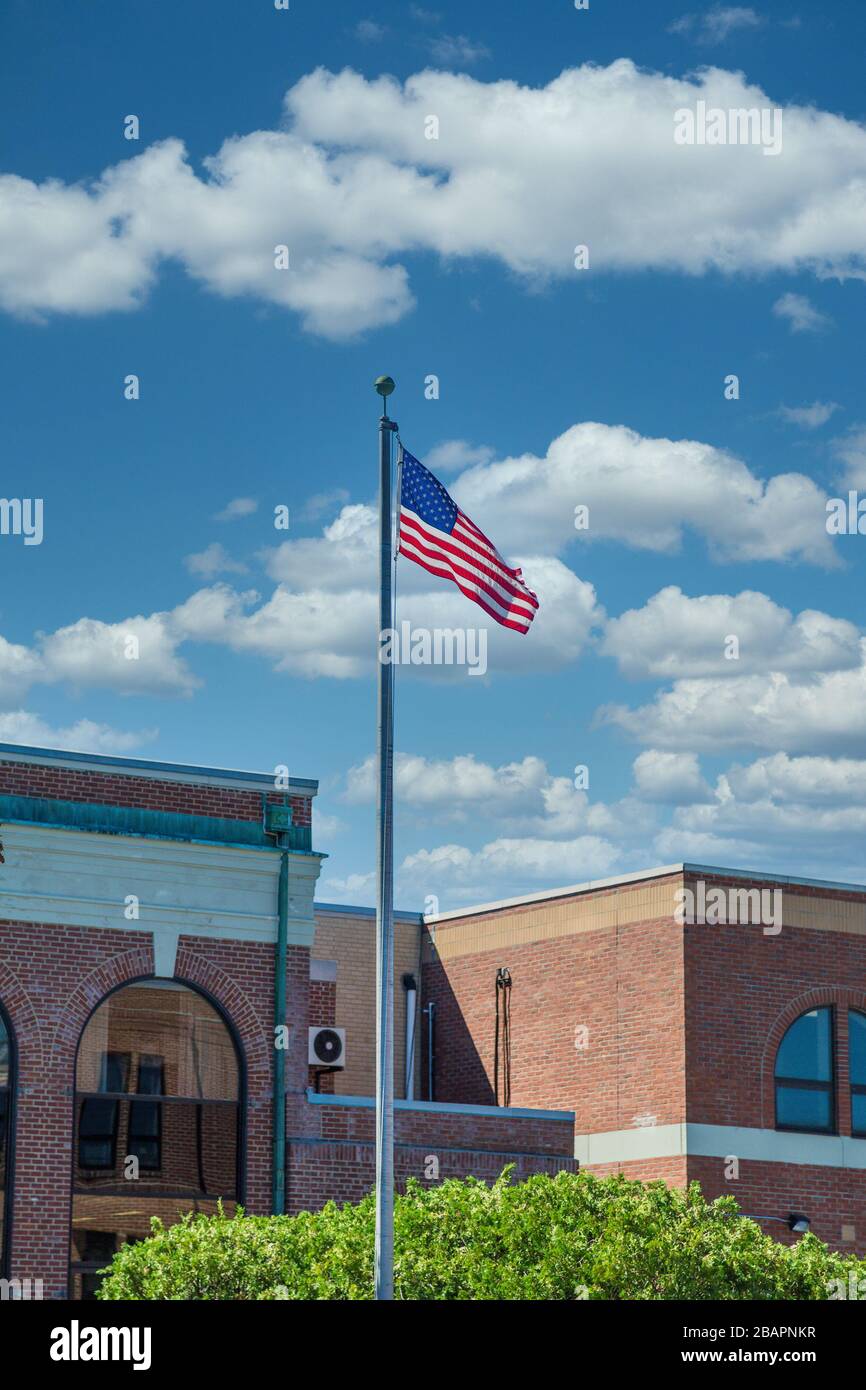 Amerikanische Flagge vor dem Brick Building Stockfoto