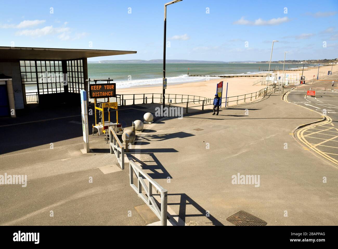 Ein Matrixschild hält Ihre Entfernung auf dem Boscombe Pier, der geschlossen ist, da Großbritannien weiterhin in Sperrstellung ist, um die Ausbreitung des Coronavirus einzudämmen. Stockfoto