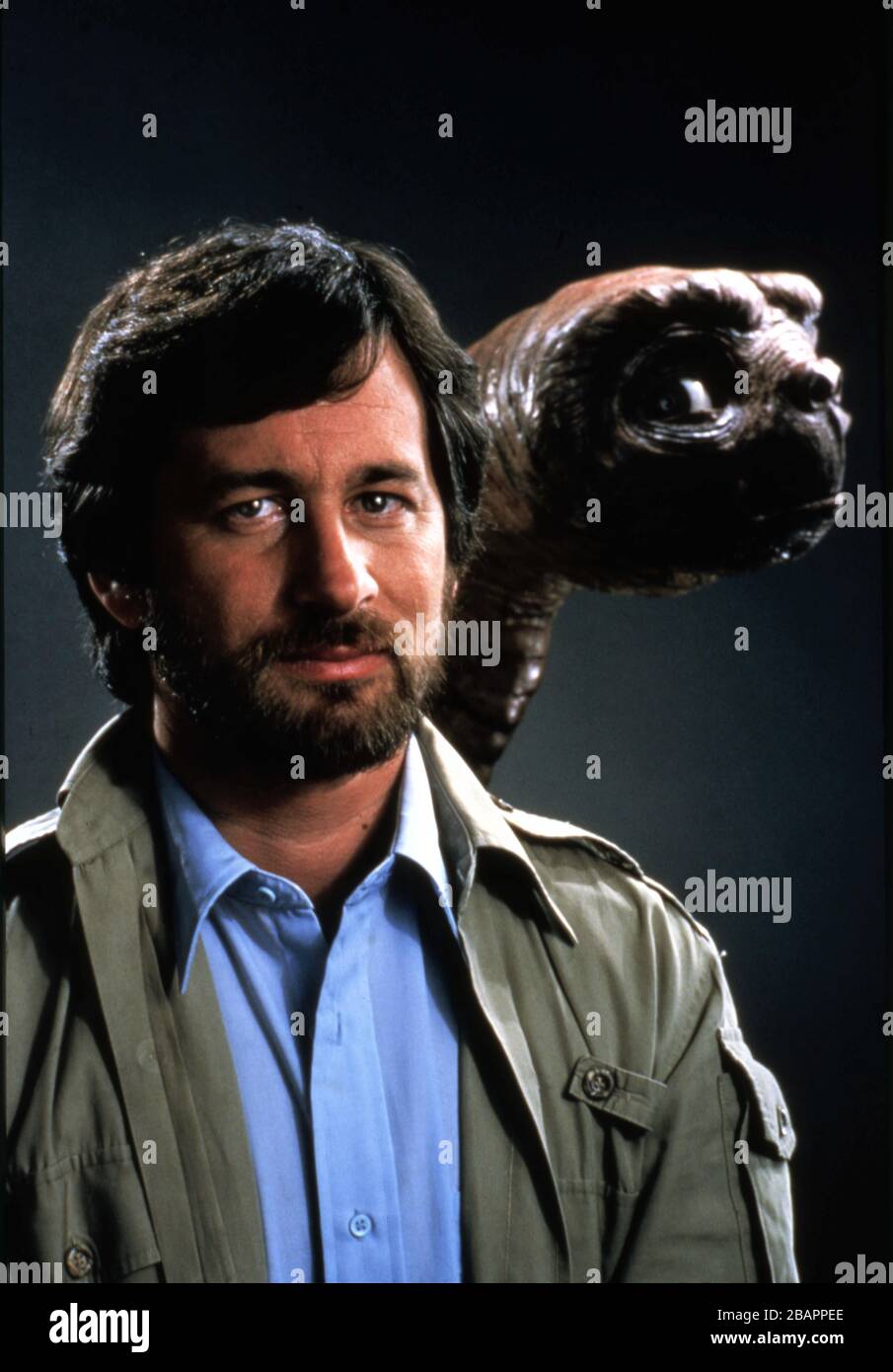 Regisseur STEVEN SPIELBERG Publicity Portrait with friend Alien E. T. THE EXTRA - TERRESTRISCHE 1982 MELISSA MATHESON Music JOHN WILLIAMS Amblin Entertainment / Universal Pictures Stockfoto