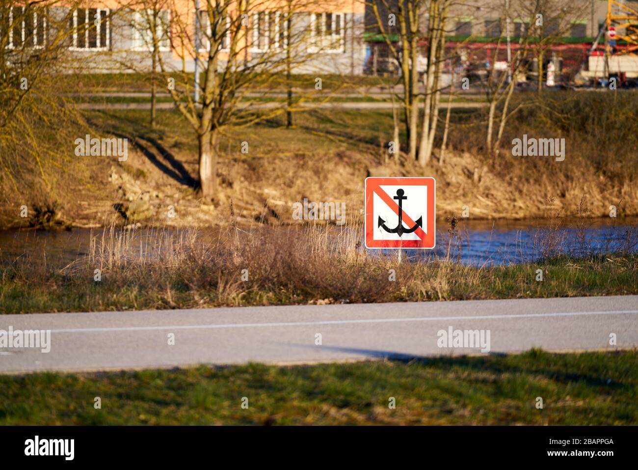 Flusszeichen, auch Seezeichen an der Uferninie genannt, die Pipeline wird überquert, ziehen Sie nicht vor Anker Stockfoto