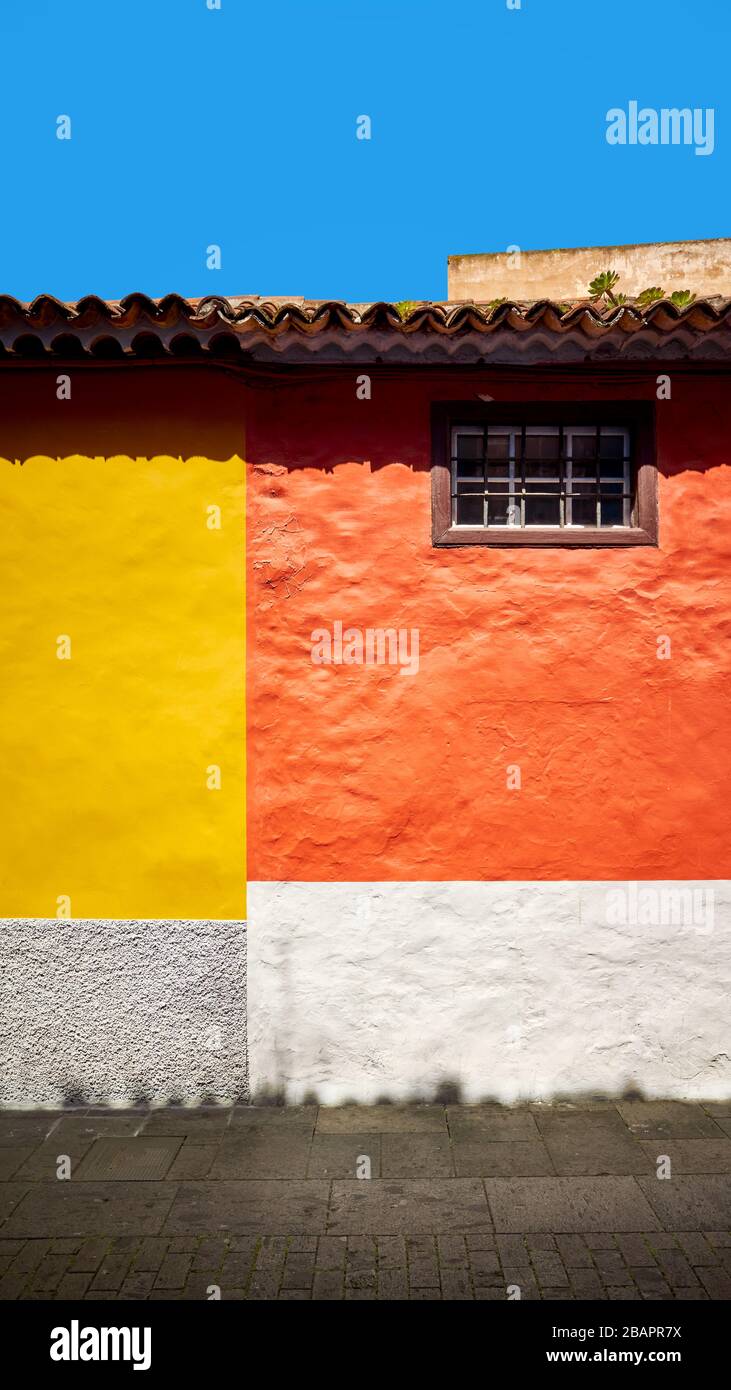 Bunte Wand eines Hauses in San Cristobal de La Laguna, Tenera, Spanien. Stockfoto