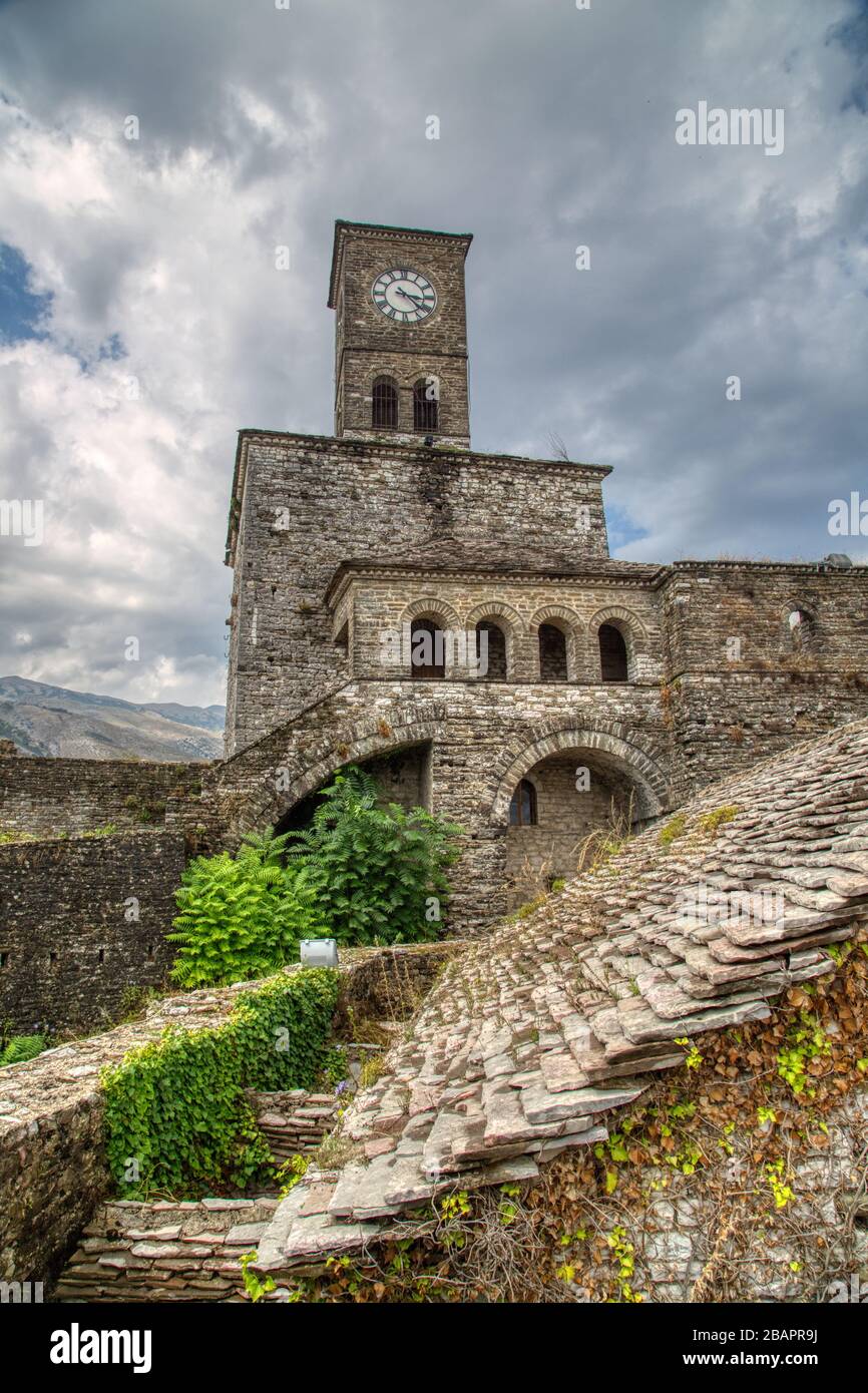 Uhrturm im Schloss von Gjirokaster, Albanien Stockfoto