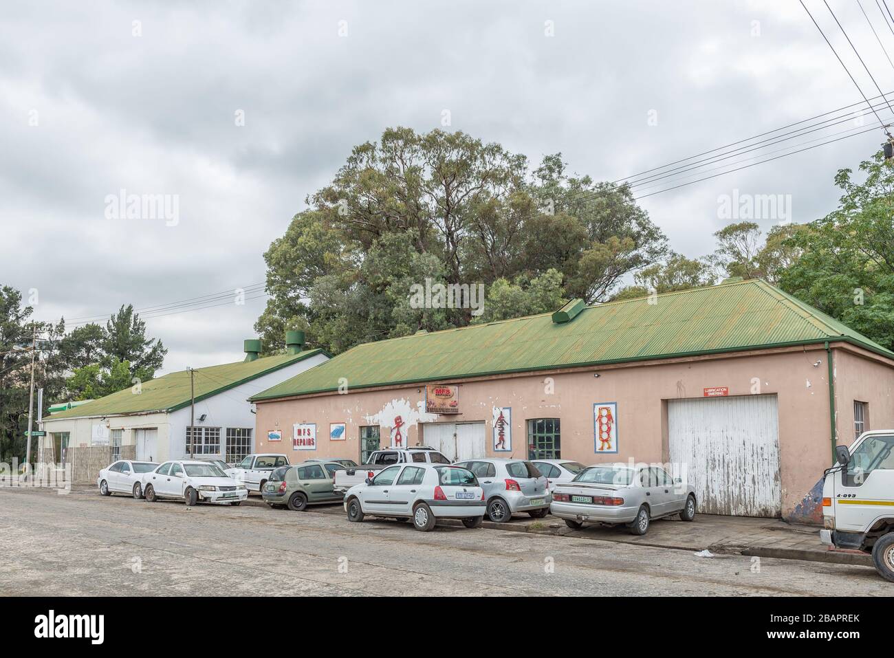 WINBURG, SÜDAFRIKA - 1. MÄRZ 2020: Eine Straßenszene, mit einer Fahrzeugwerkstatt in Winburg. Mehrere Fahrzeuge sind sichtbar Stockfoto