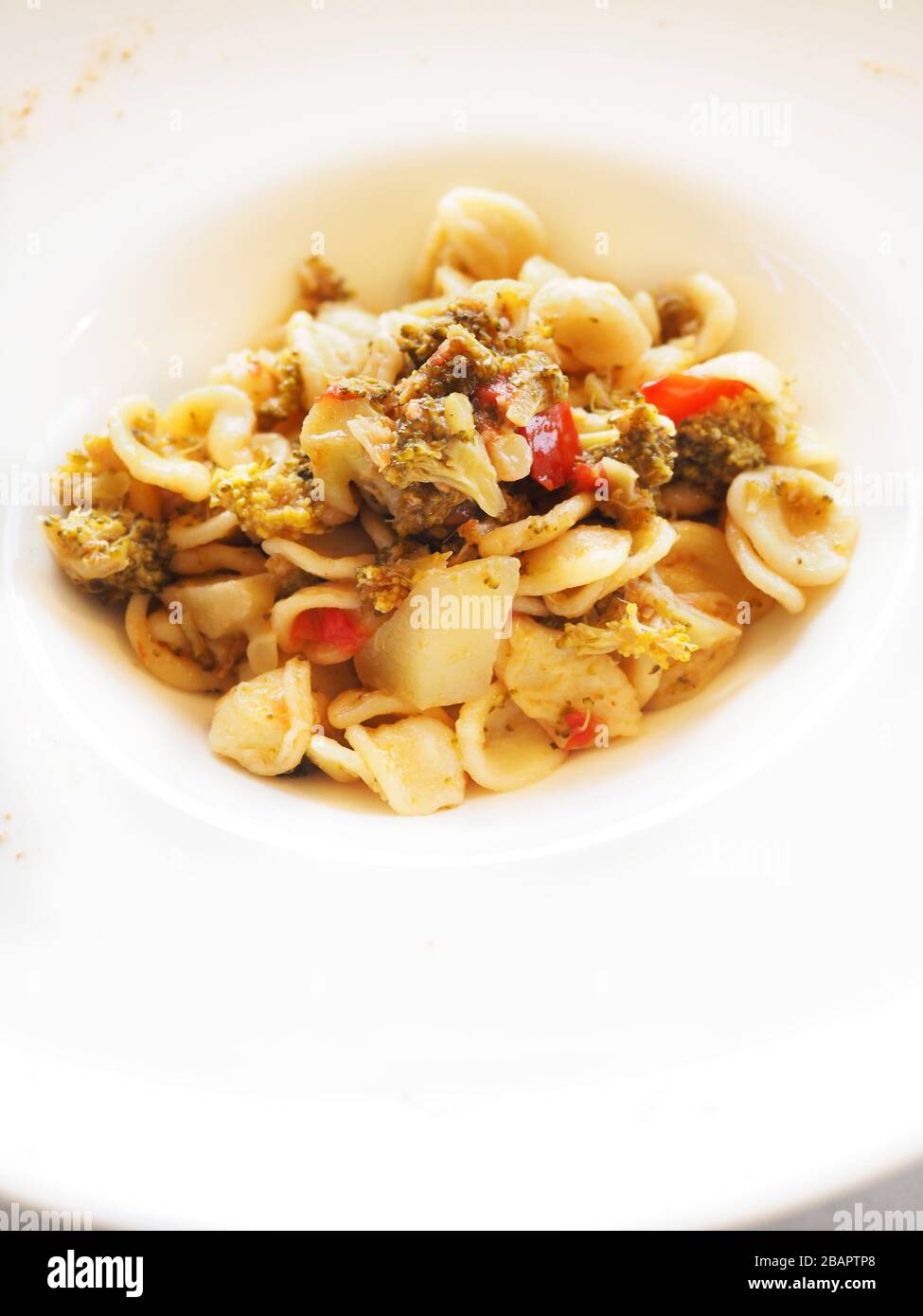 Orecchiette Pugliesi Pasta gewürzt mit Kirschtomaten, Sardellen, Brokkoli, Italien, Europa Stockfoto