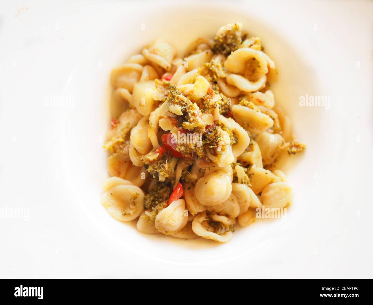 Orecchiette Pugliesi Pasta gewürzt mit Kirschtomaten, Sardellen, Brokkoli, Italien, Europa Stockfoto