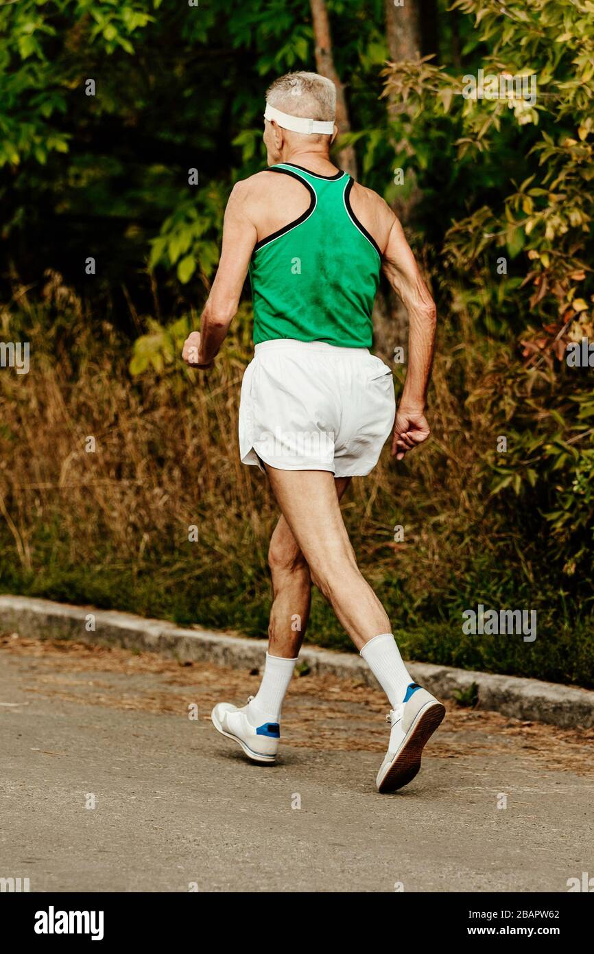 Ältere Läufer laufen im Park auf der Straße Stockfoto