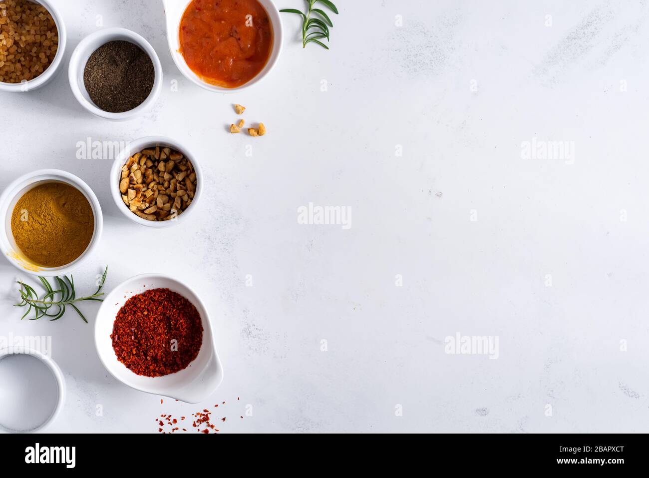 Satz verschiedener Gewürze für Soßen auf Steingrund. Stockfoto