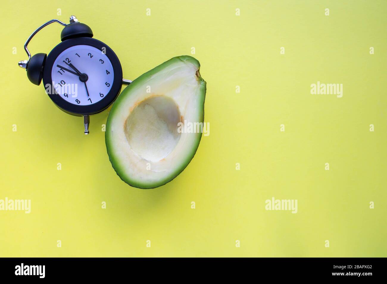 Avocado Wake up with Alarm Clock Breakfast Cheerlefulness, Healthy Breakfast Freshness Close-up. Stockfoto