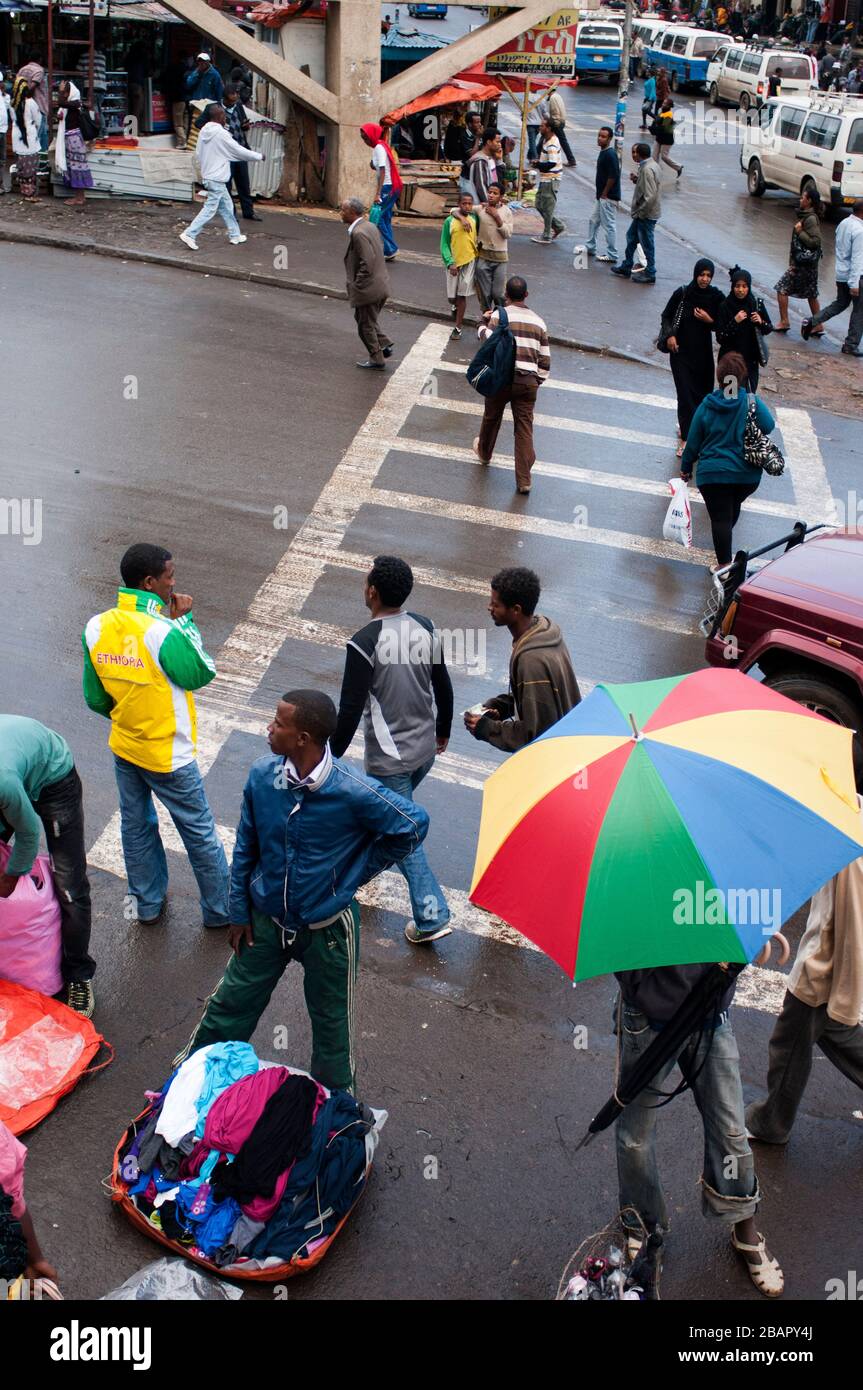 Eine belebte Kreuzung im Stadtzentrum Addis Abeba, Äthiopien Stockfoto