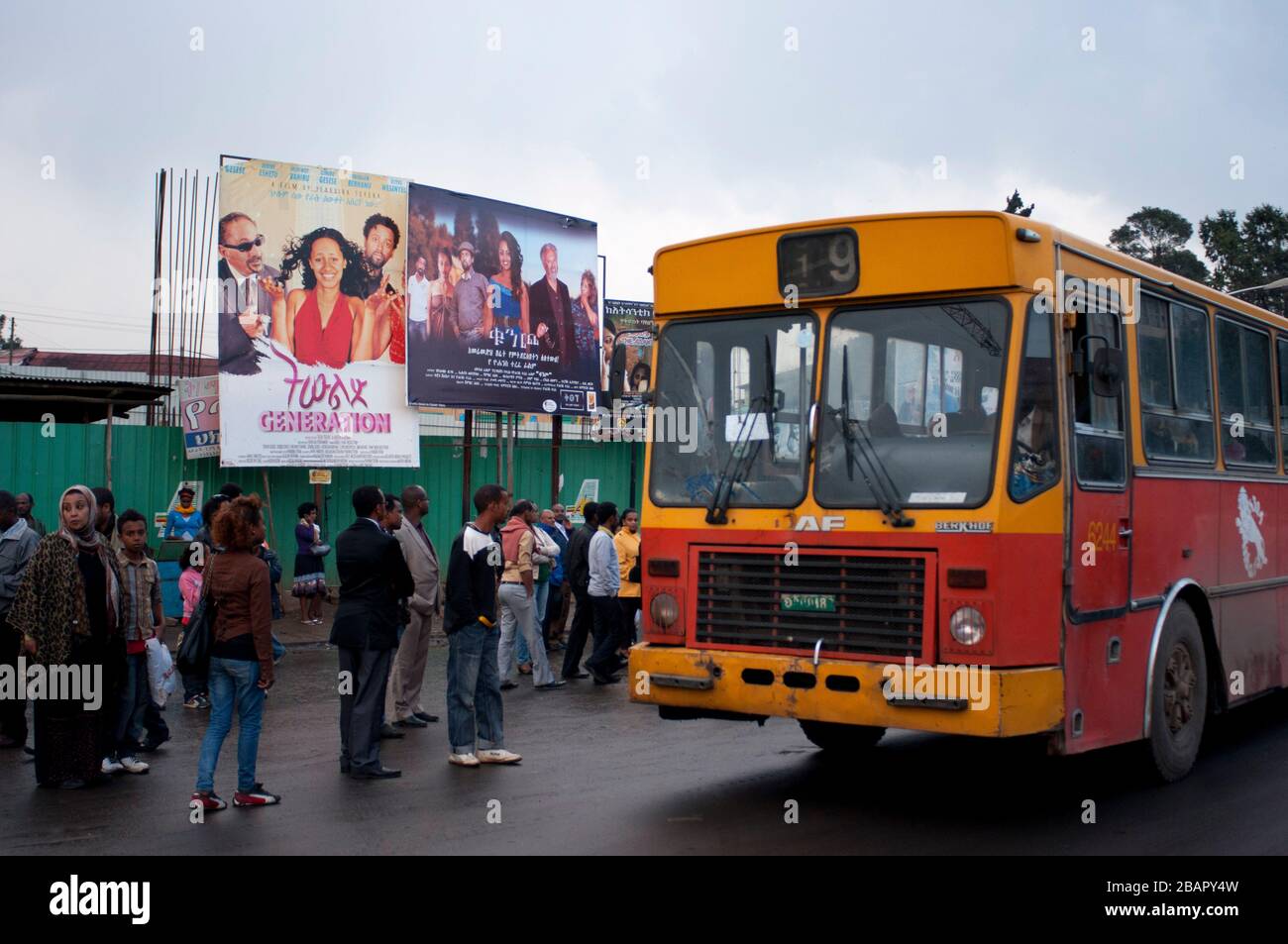 Ein öffentlicher Bus fährt durch die Straßen der Innenstadt von Addis Abeba. Die bevölkerungsreichste Stadt Äthiopiens mit 3.384.569 Einwohnern, so t Stockfoto
