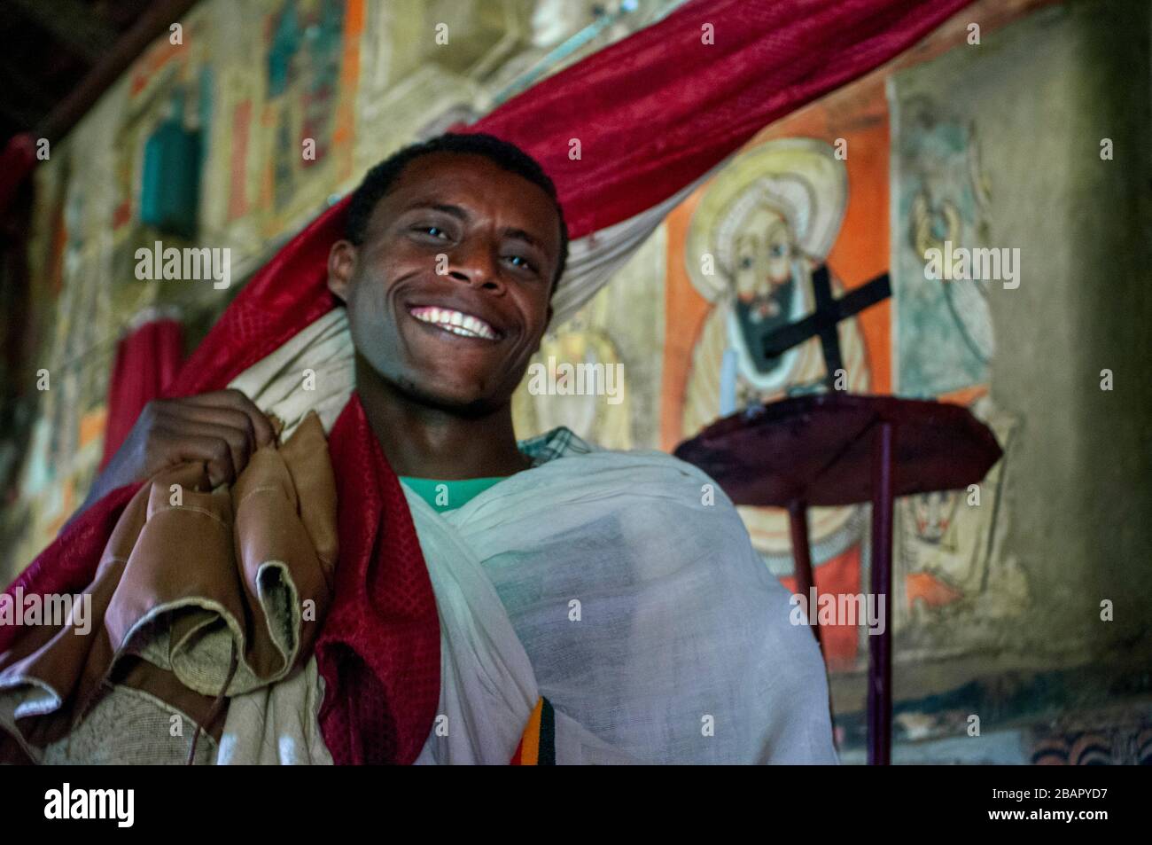 Debre Sina Beta Maryam Kirche, Lake Tana, Bahir dar, Äthiopien. Ein Priester posiert majestätisch mit seinem Kreuz an der Tür des Klosters Birgida Maryam auf o Stockfoto