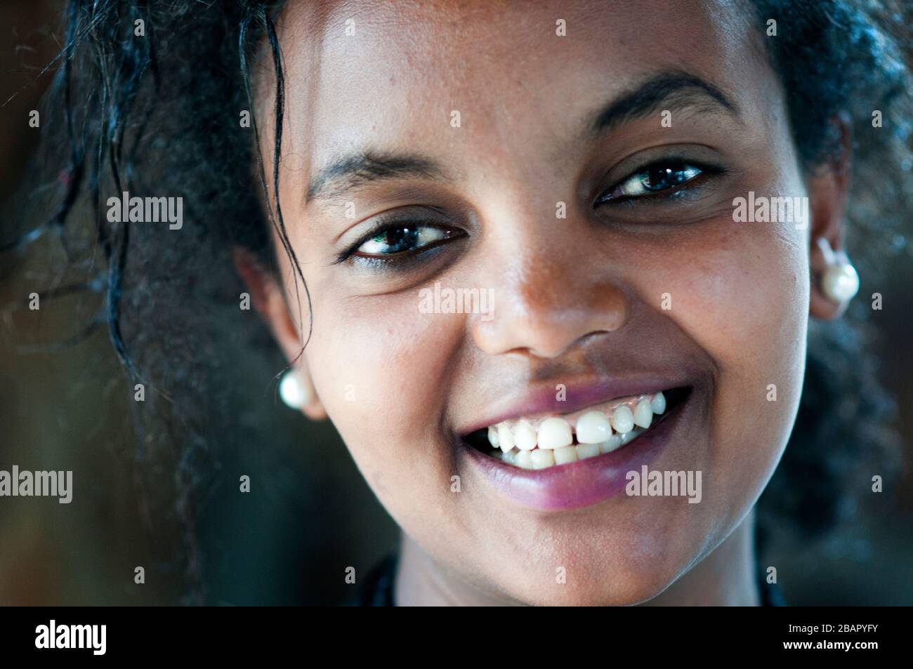 Nettes Mädchen in der Street-Szene in Gondar-Stadt, Äthiopien. Gondar ist einer der schönsten Orte der Welt. Nicht nur für seine beeindruckende Royal Pala Stockfoto