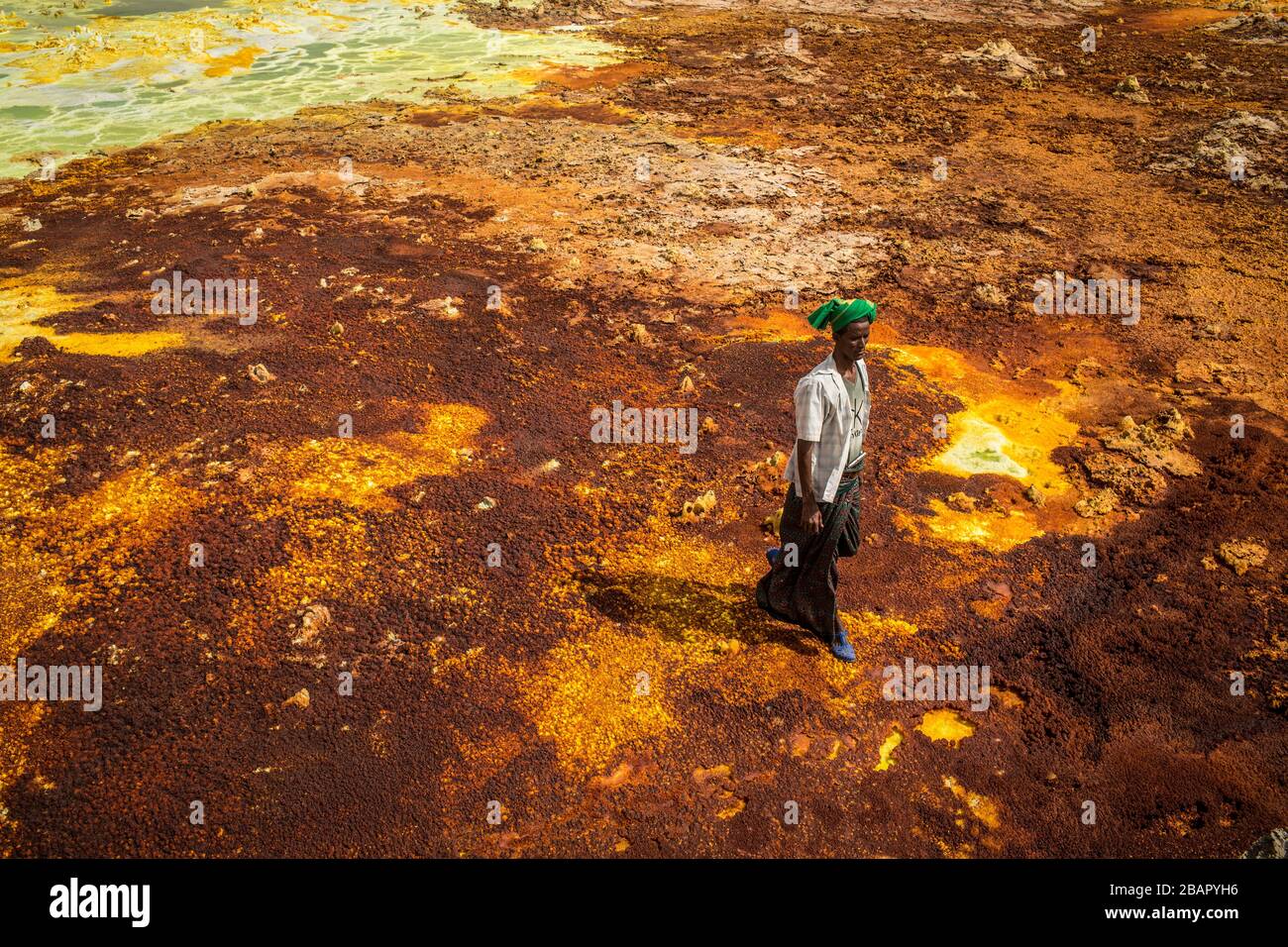 Ein Mann spaziert auf Schwefel- und Mineralsalzformationen in der Nähe von Dallol in der Danakil-Depression im Norden Äthiopiens am 22. April 2013. Stockfoto