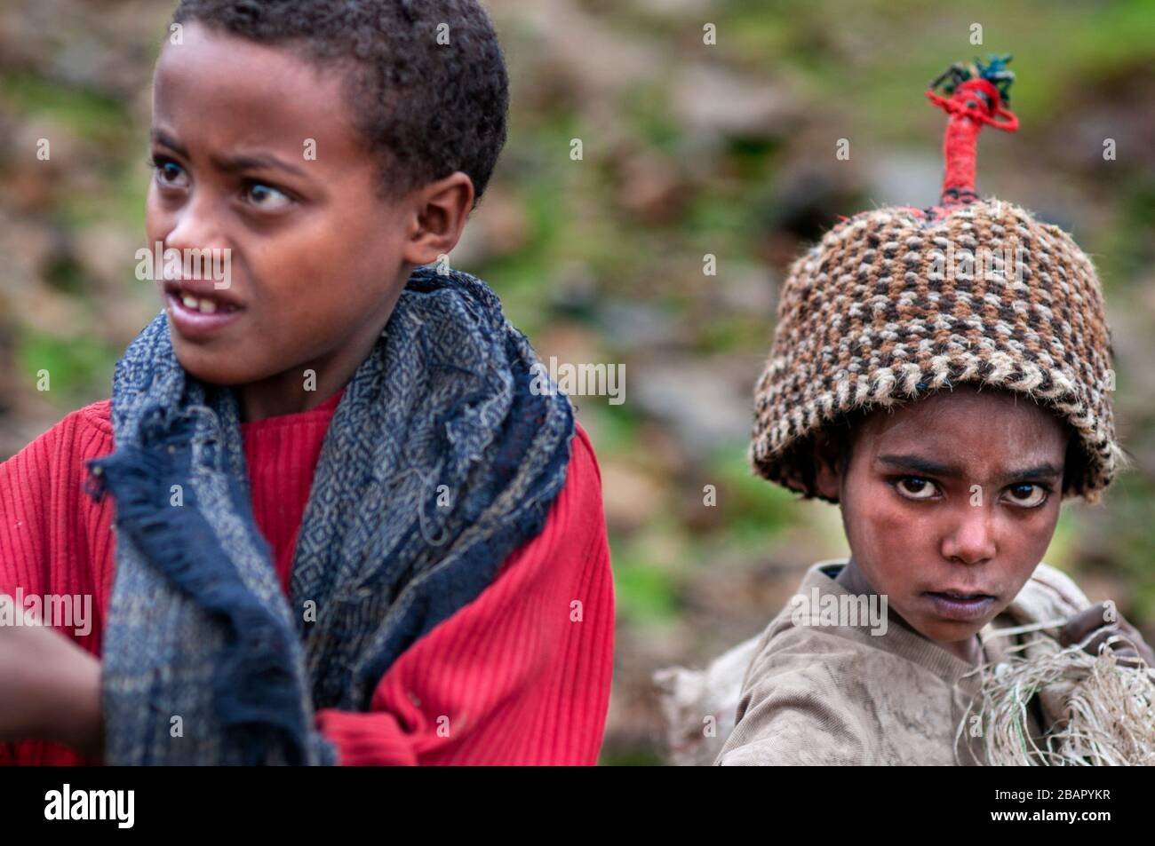 Lokale Dorfbewohner, die Hüte und Töpfe Souvenir im Simien Mountains National Park, Amhara Region, Äthiopien verkaufen Stockfoto