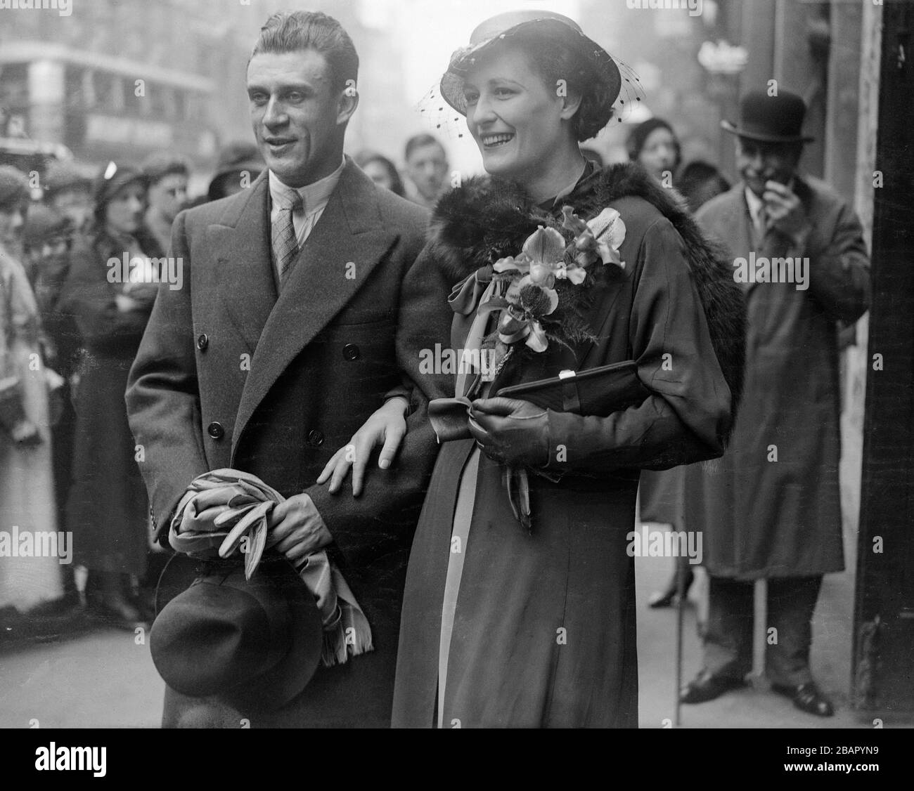 Vintage Schwarz-Weiß-Foto. April 1934. John R. Skeaping, der berühmte Bildhauer, der für sein kurioses und futuristisches Werk bekannt ist, heiratete den Fräulein Norwenna Ward in St. Ethelbert's Church, Bishopsgate, London. Stockfoto