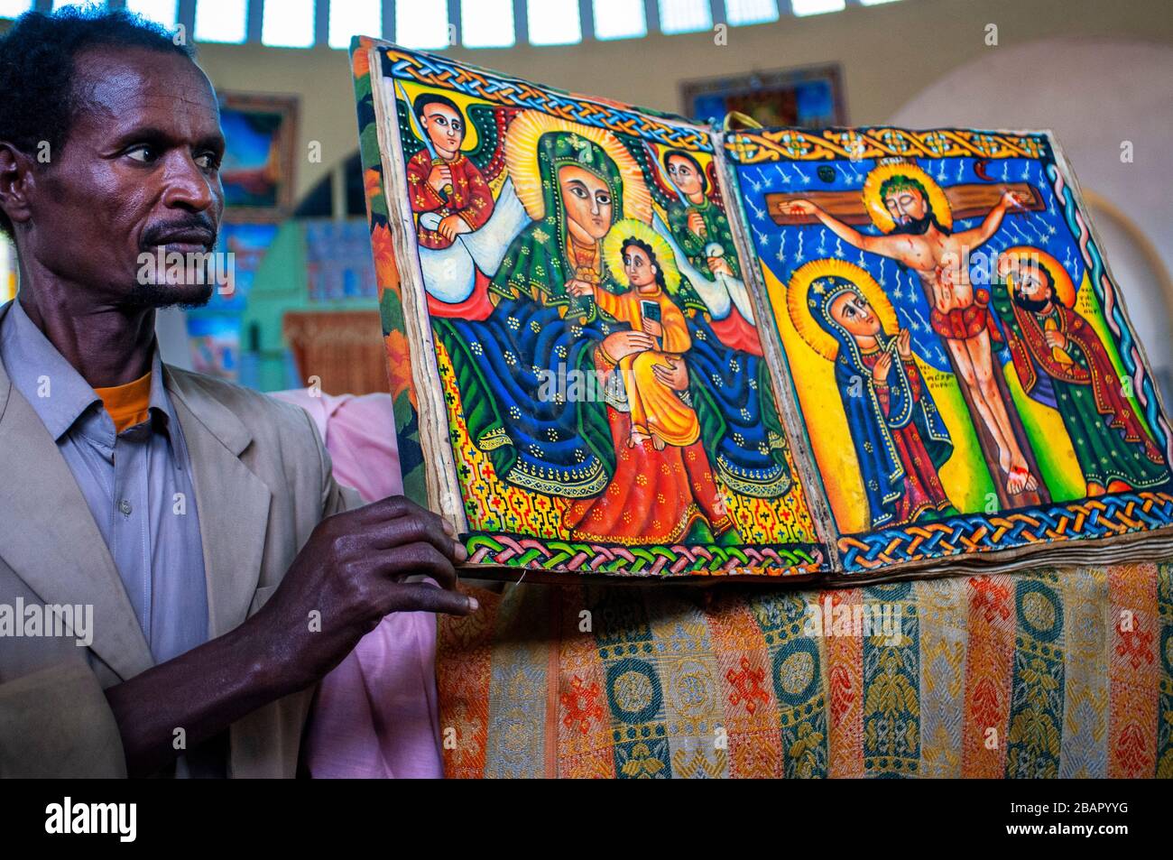 Alte Bibel in amharischer Sprache in der Kirche unserer Lieben Frau Maria von Zion in Aksum, Äthiopien Stockfoto