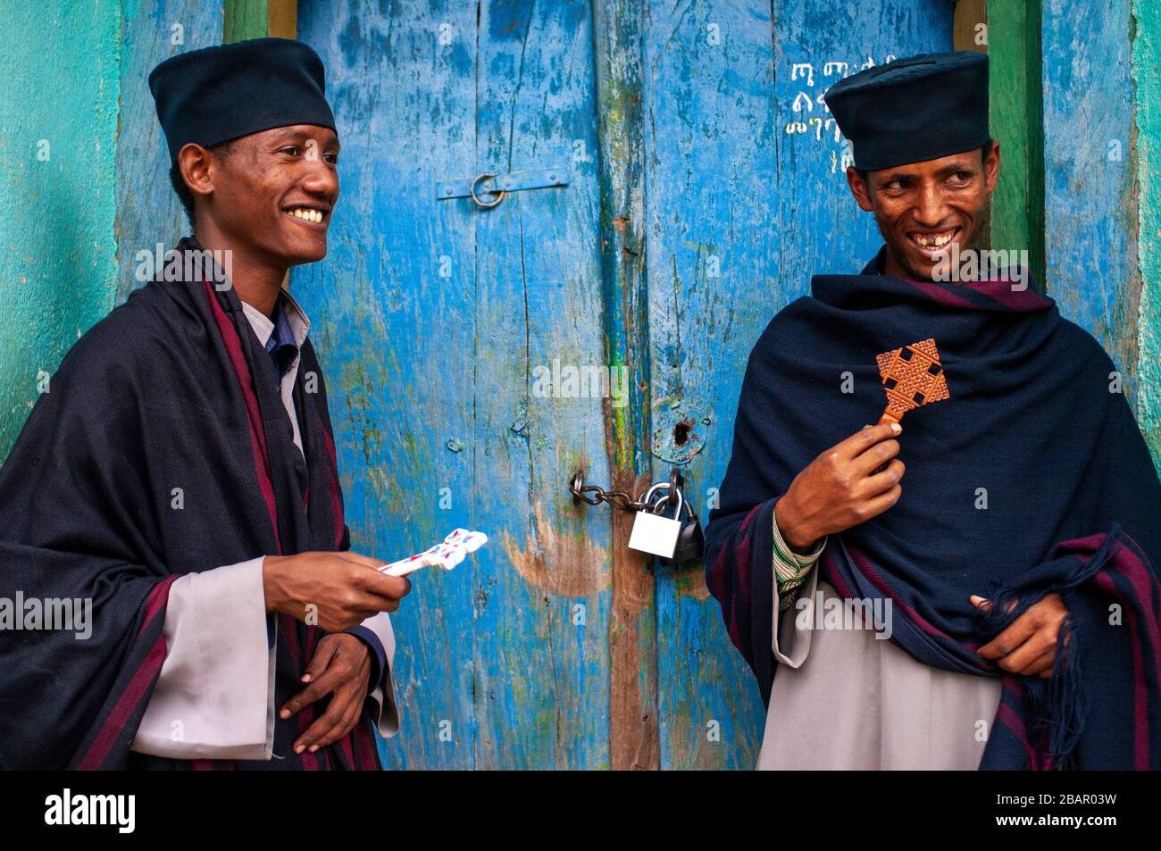 Zwei Mönche im Kloster Abuna Garima Tigray. ABBA Garima Kloster ist ein äthiopisch-orthodoxe, befindet sich rund fünf Kilometer östlich von Adwa, Stockfoto