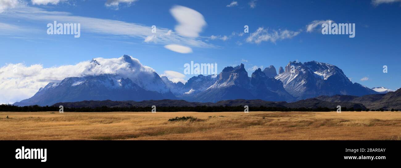 Blick auf den Cerro Paine Grande und die Cordillera de Paine, Torres de Paine, Magallanes Region, Patagonien, Chile Stockfoto