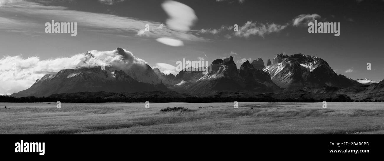 Blick auf den Cerro Paine Grande und die Cordillera de Paine, Torres de Paine, Magallanes Region, Patagonien, Chile Stockfoto