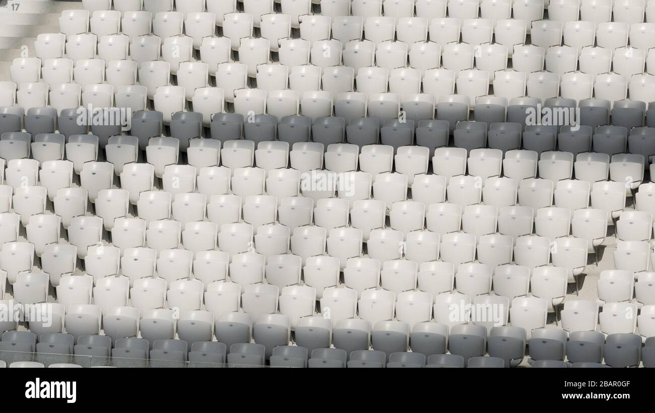 Leere weiße Plätze im Stadion vor dem Spiel. Stockfoto